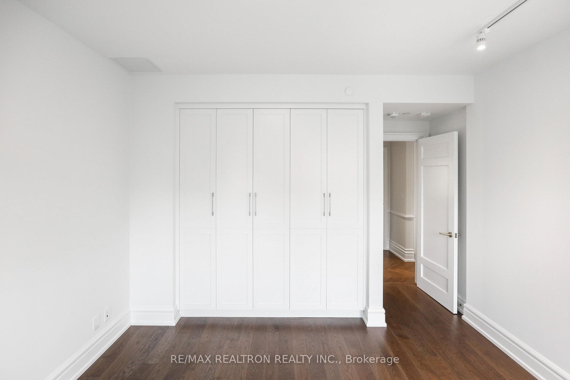 2 Clarendon Avenue Unit 305 photo 16