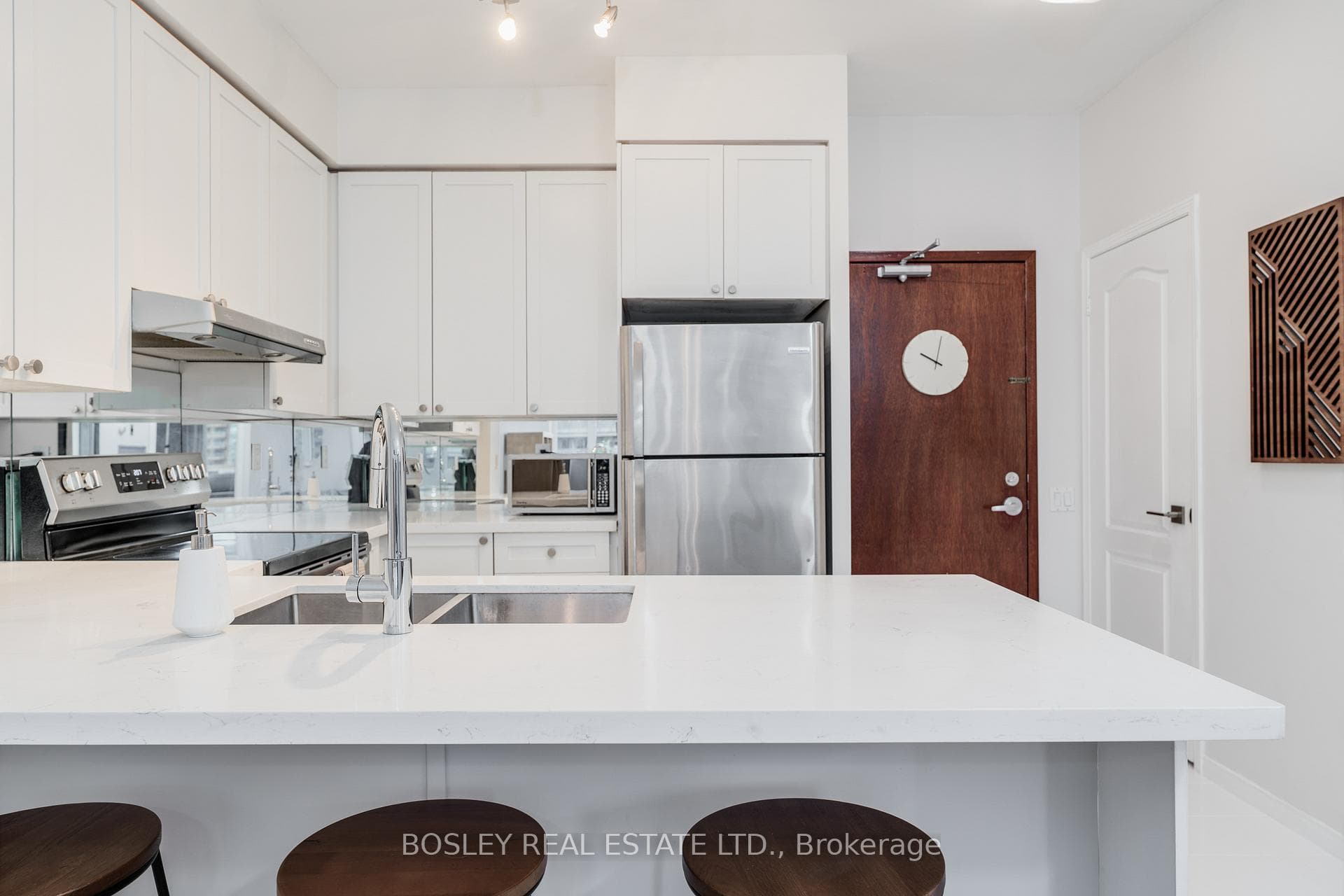 555 Yonge Street Unit 714 photo 9