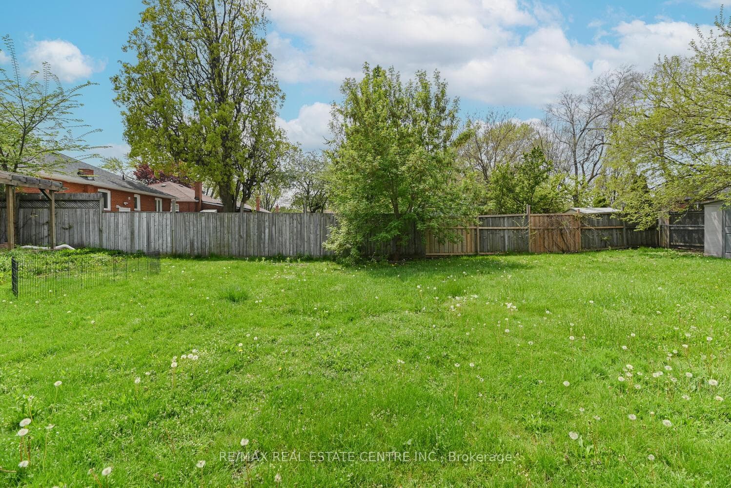 573 Exbury Crescent photo 32