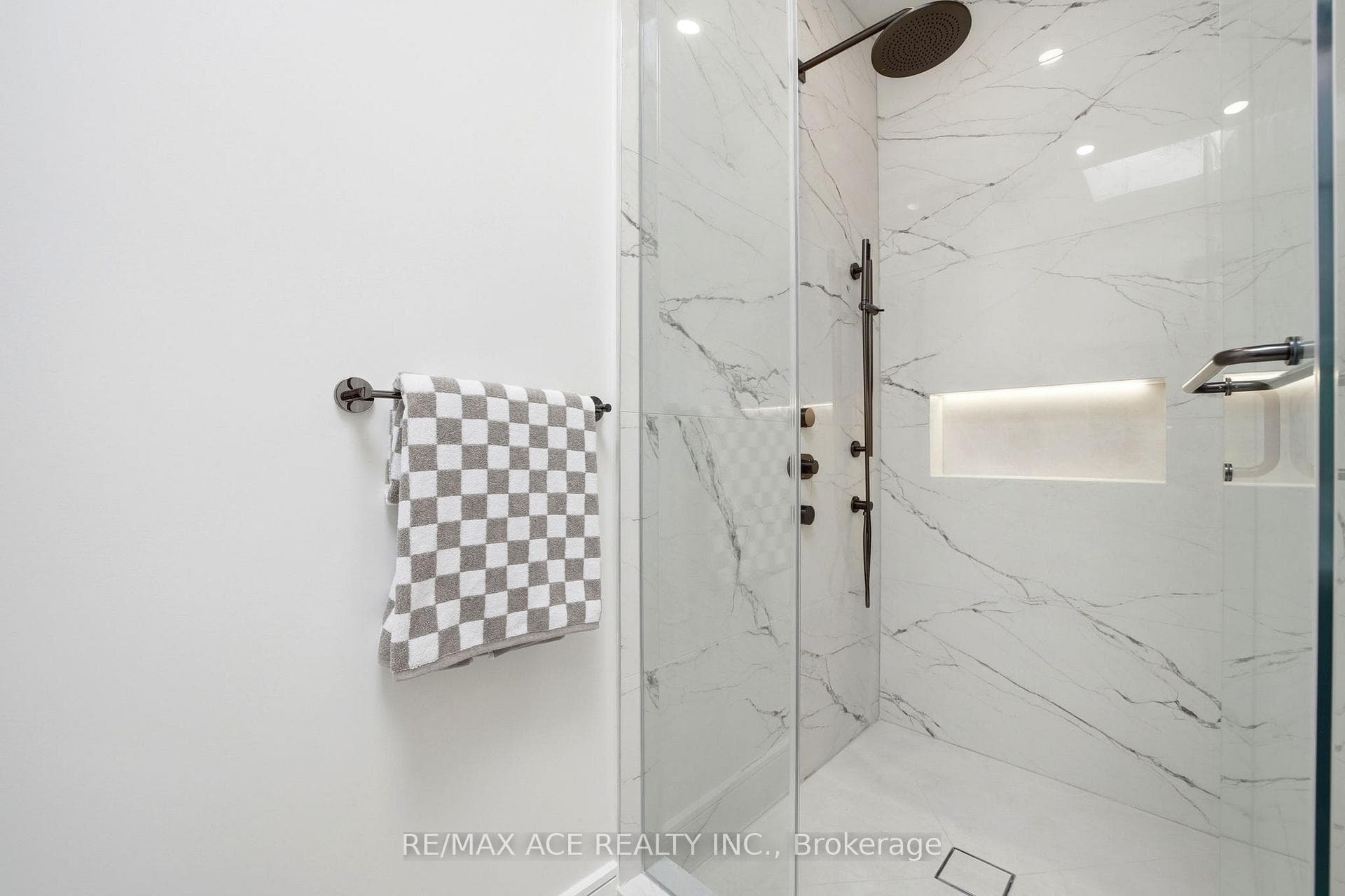 61 Harewood Avenue photo 32