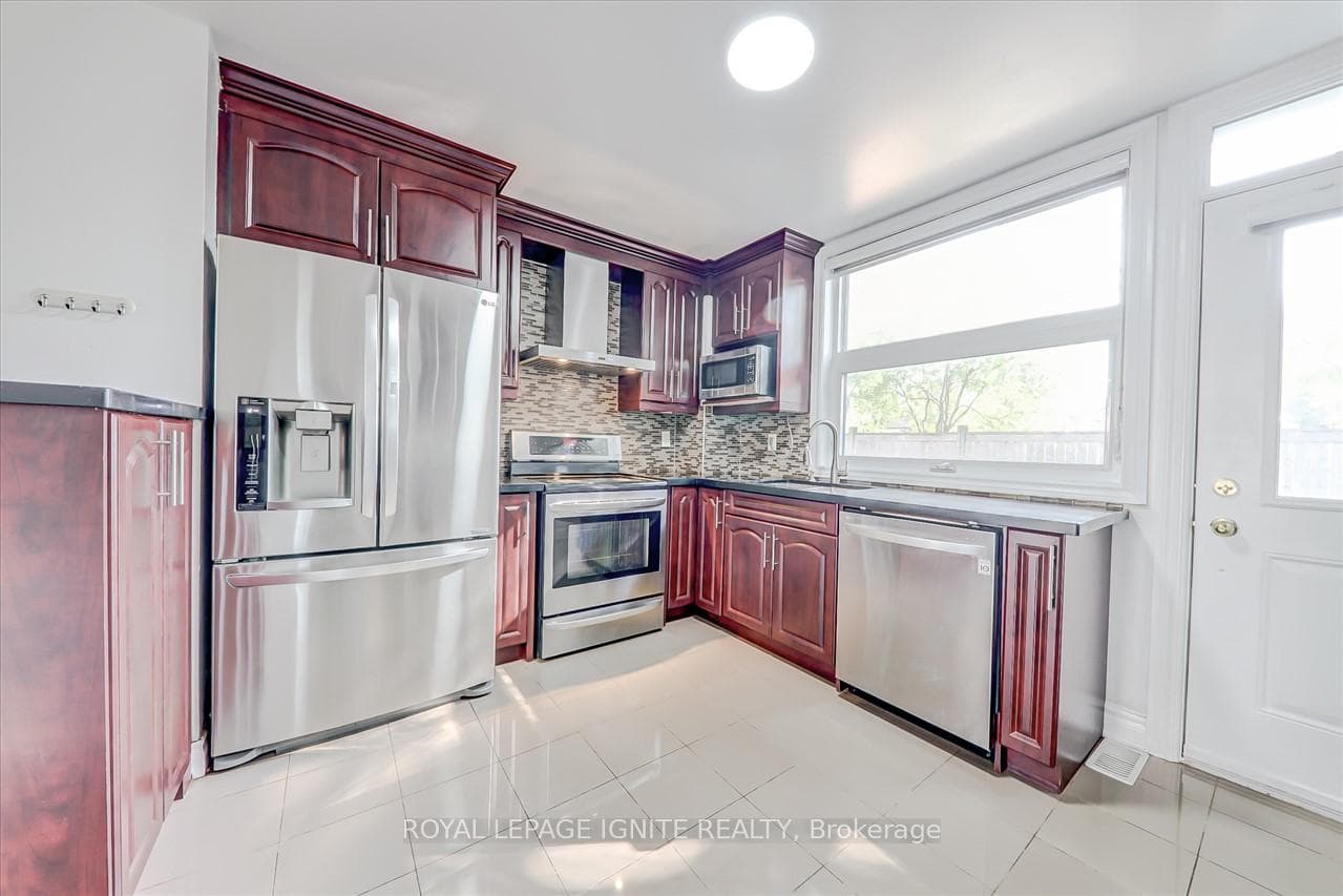 8 Fairwood Crescent Unit 123 photo 5