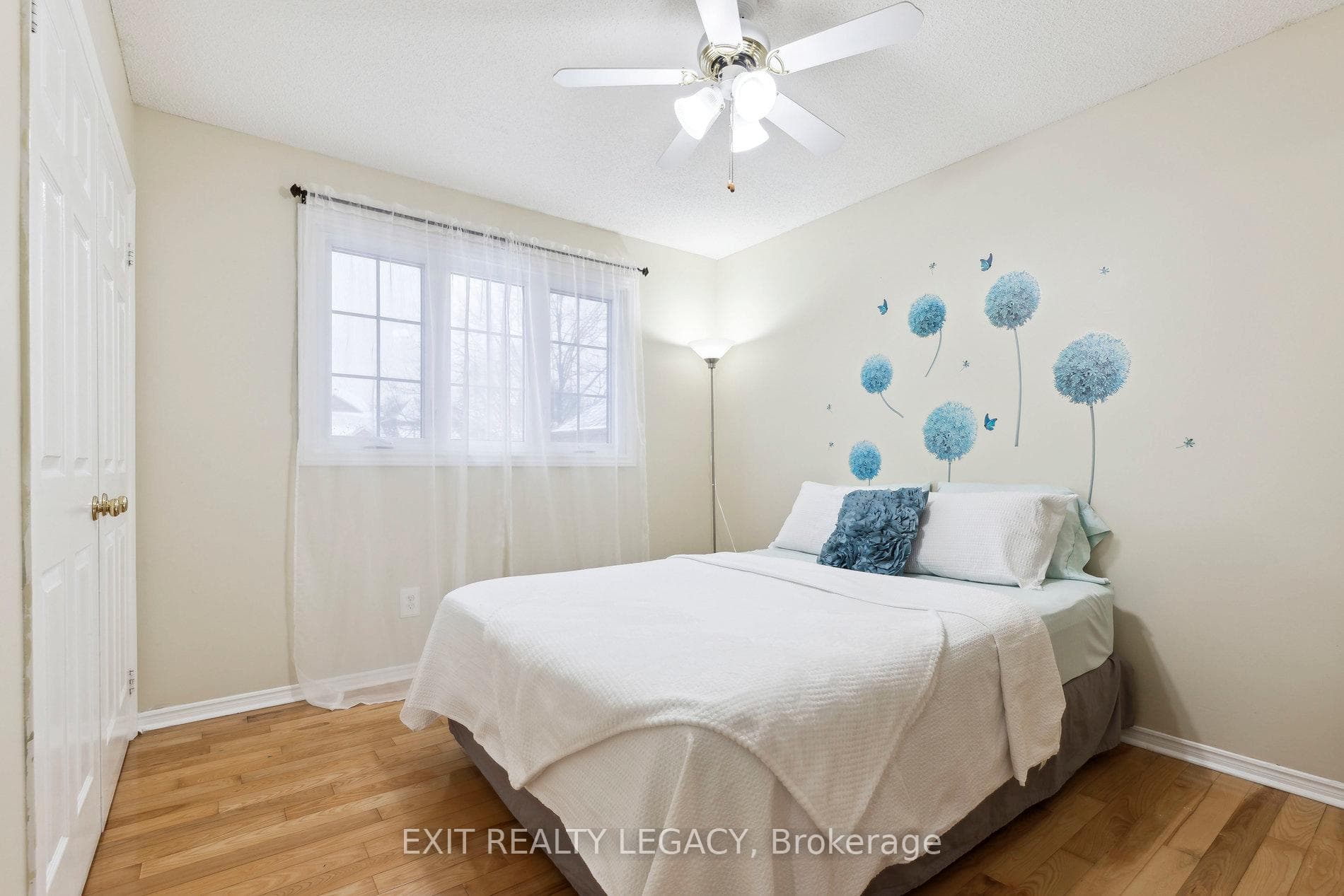 1586 Heathside Crescent photo 21