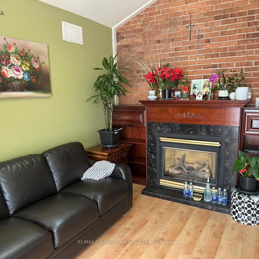 438 Osborne Street photo 11