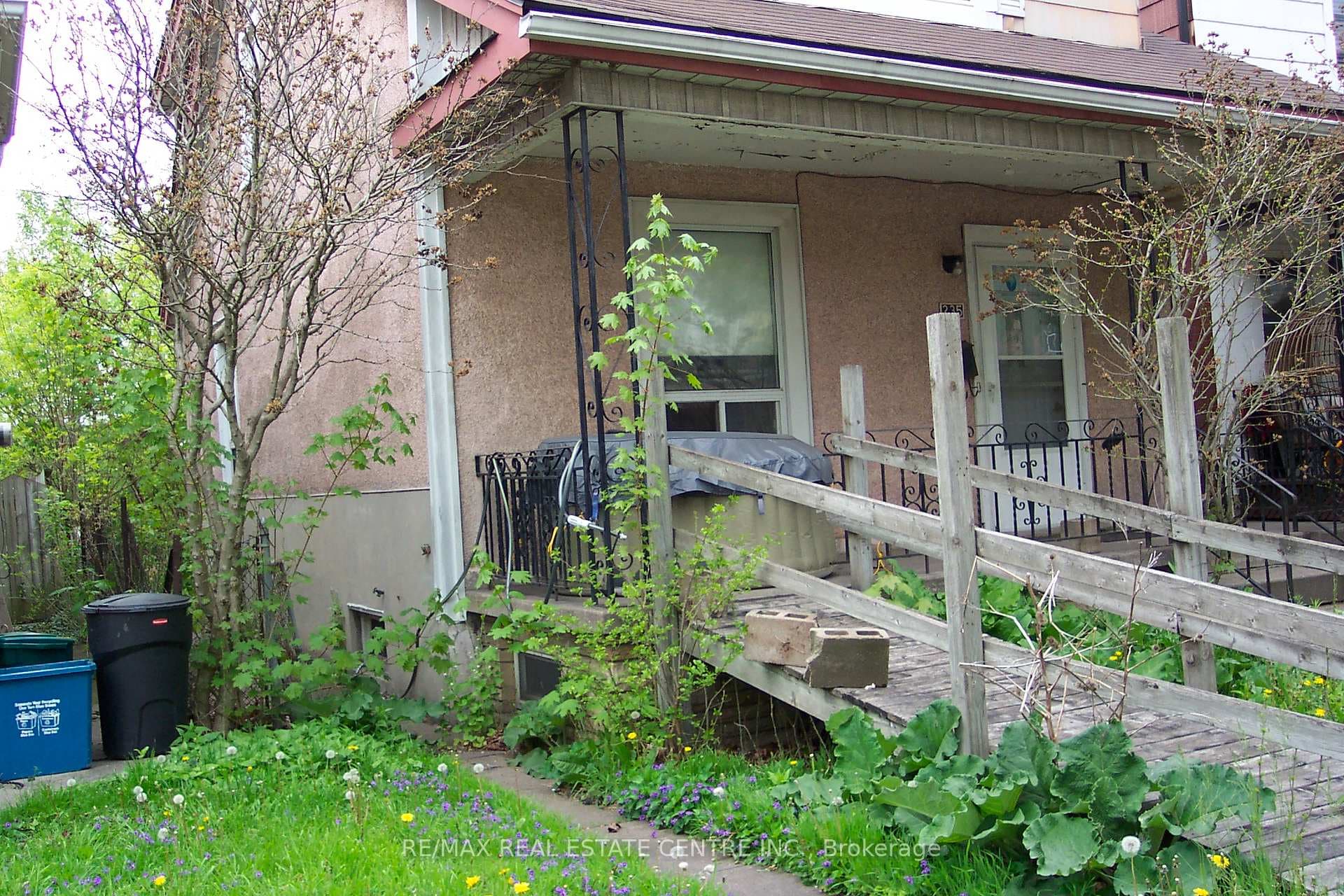 Left Side of House w/walkway.