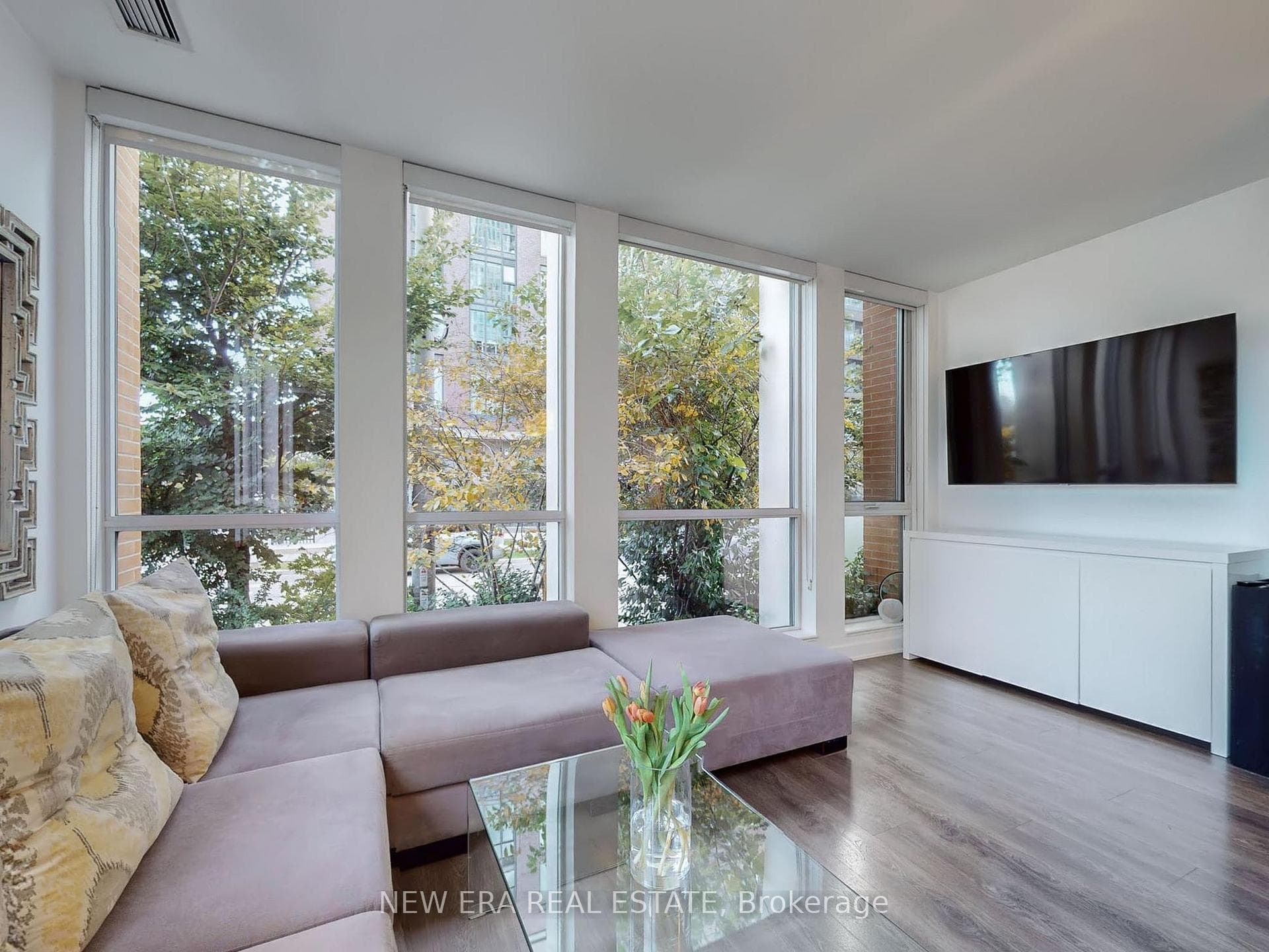 152 Sumach Street photo 4