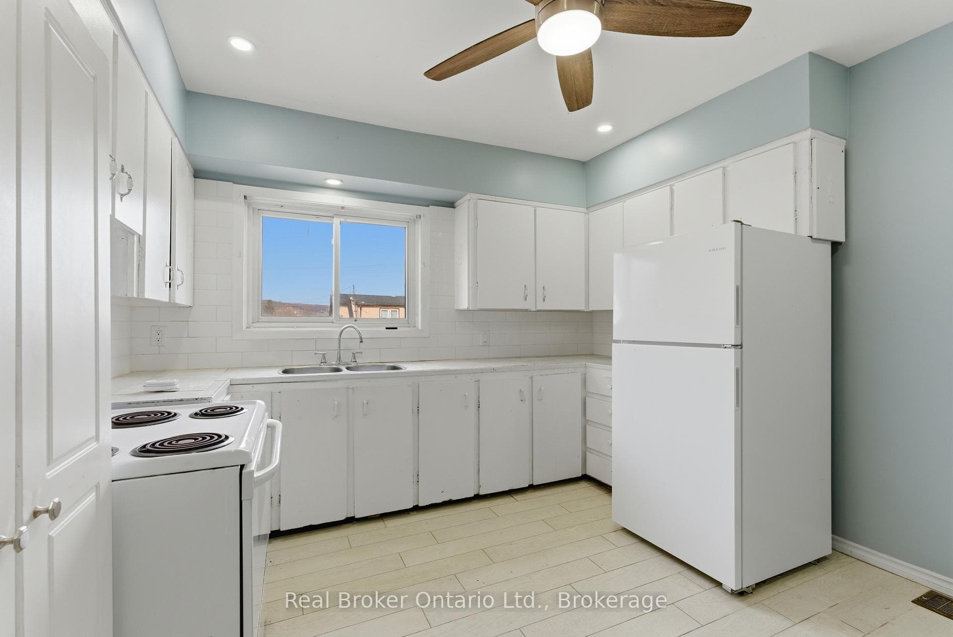 880 LAWRENCE Road photo 15