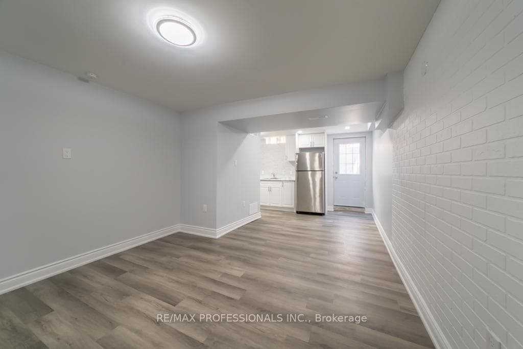3188 Cambourne Crescent Unit Lower photo 3