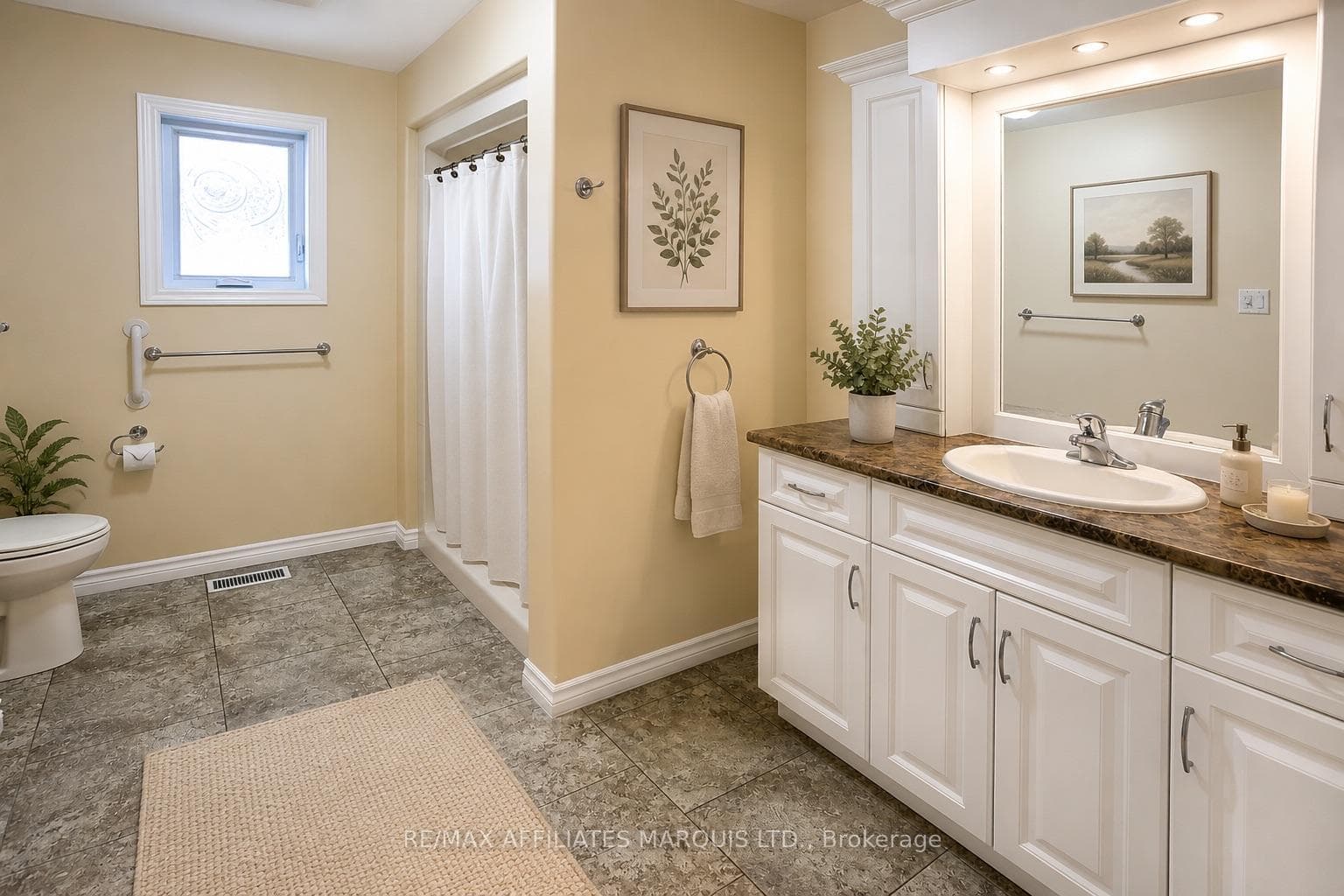 Virtuall Staged Bathroom in Vacant Unit