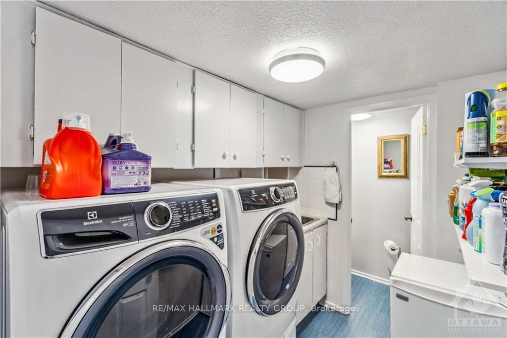 455 PHOENIX Crescent photo 27