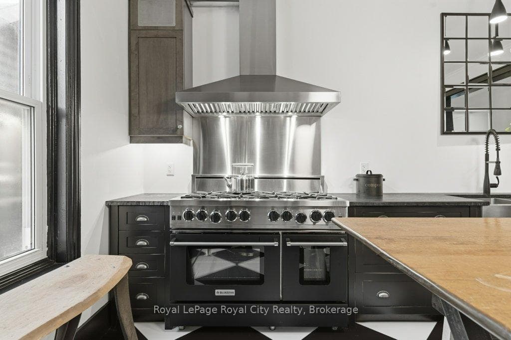 554 Woolwich Street photo 13