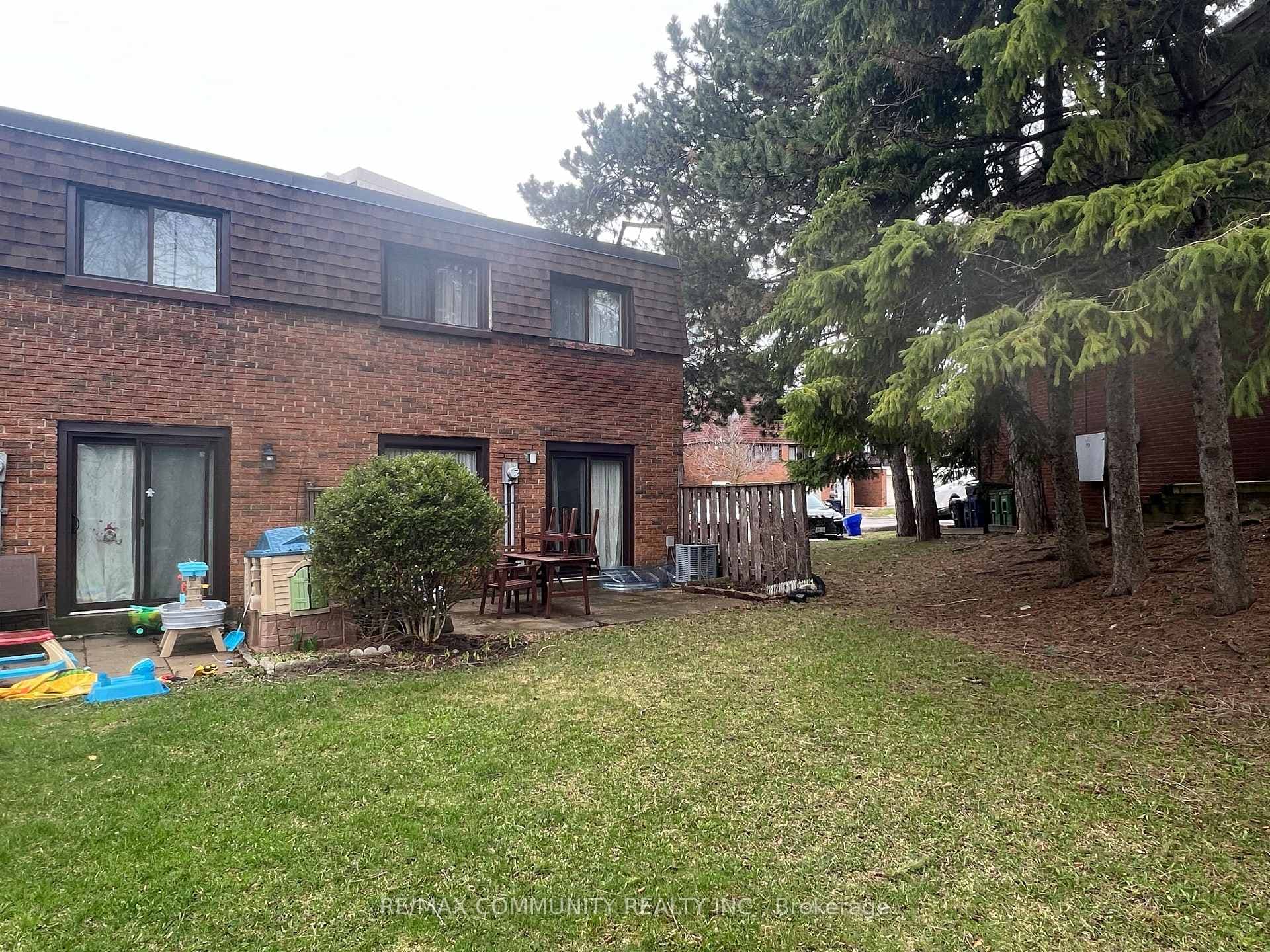 284 Sprucewood Court photo 18
