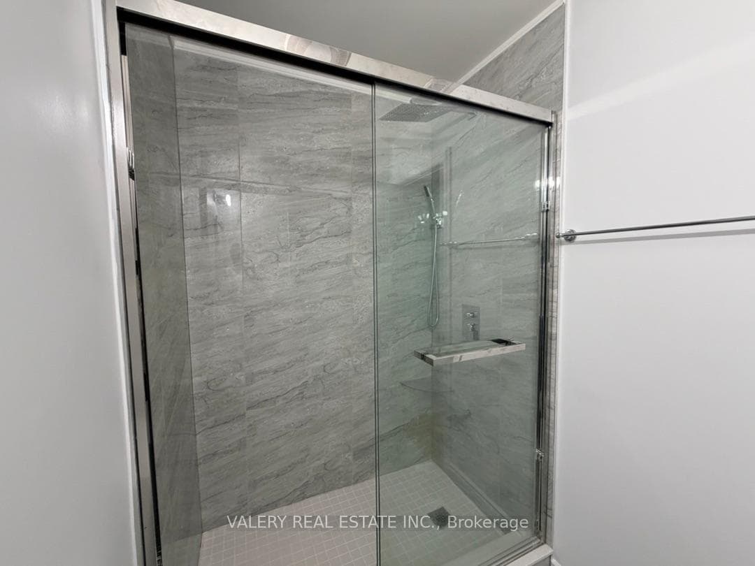 1683 Moongate Crescent Unit Lower photo 9