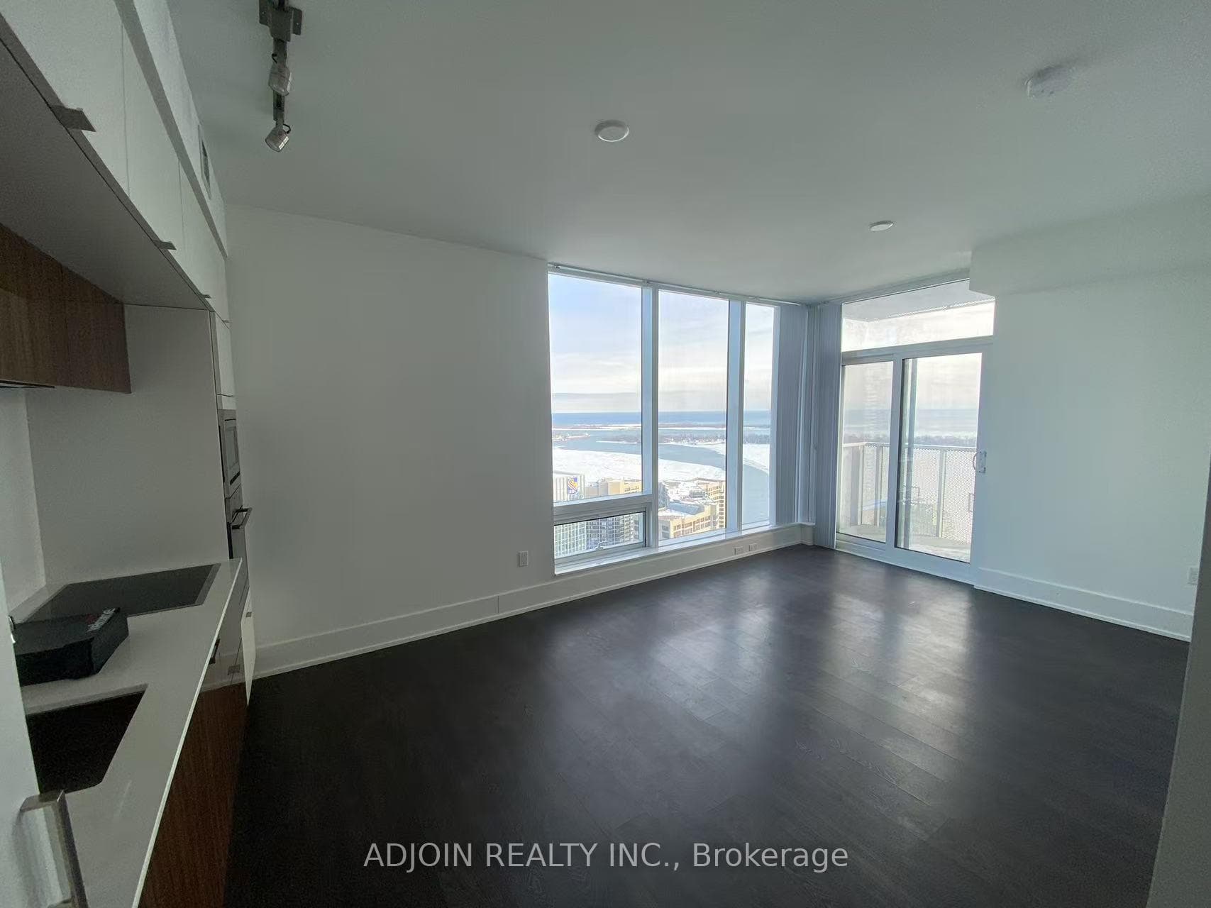 10 York Street Unit 5205 photo 2