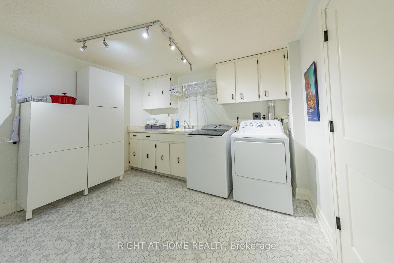 LARGE LAUNDRY W/STORAGE CABS