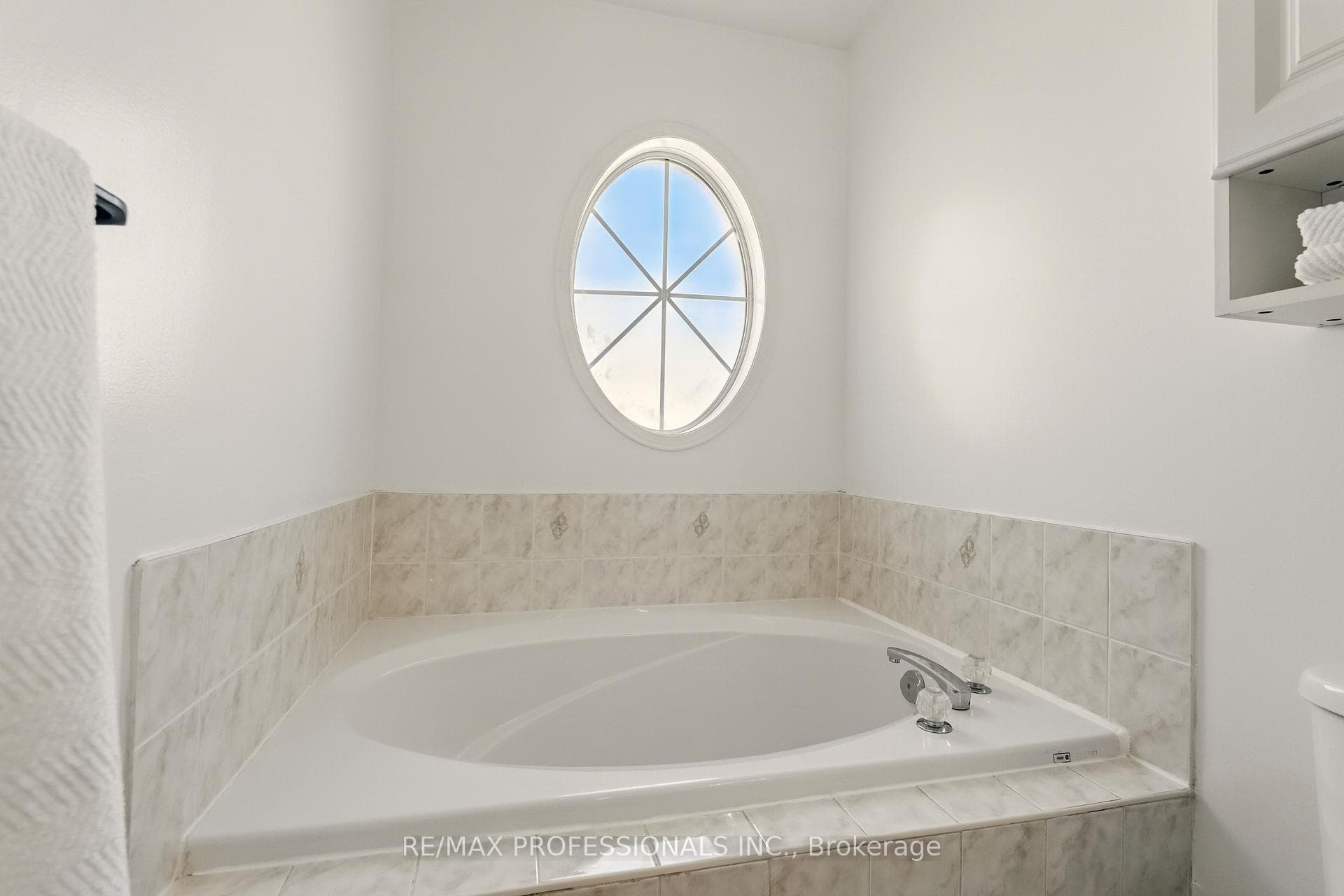 Primary Ensuite Step-up Soaker Tub