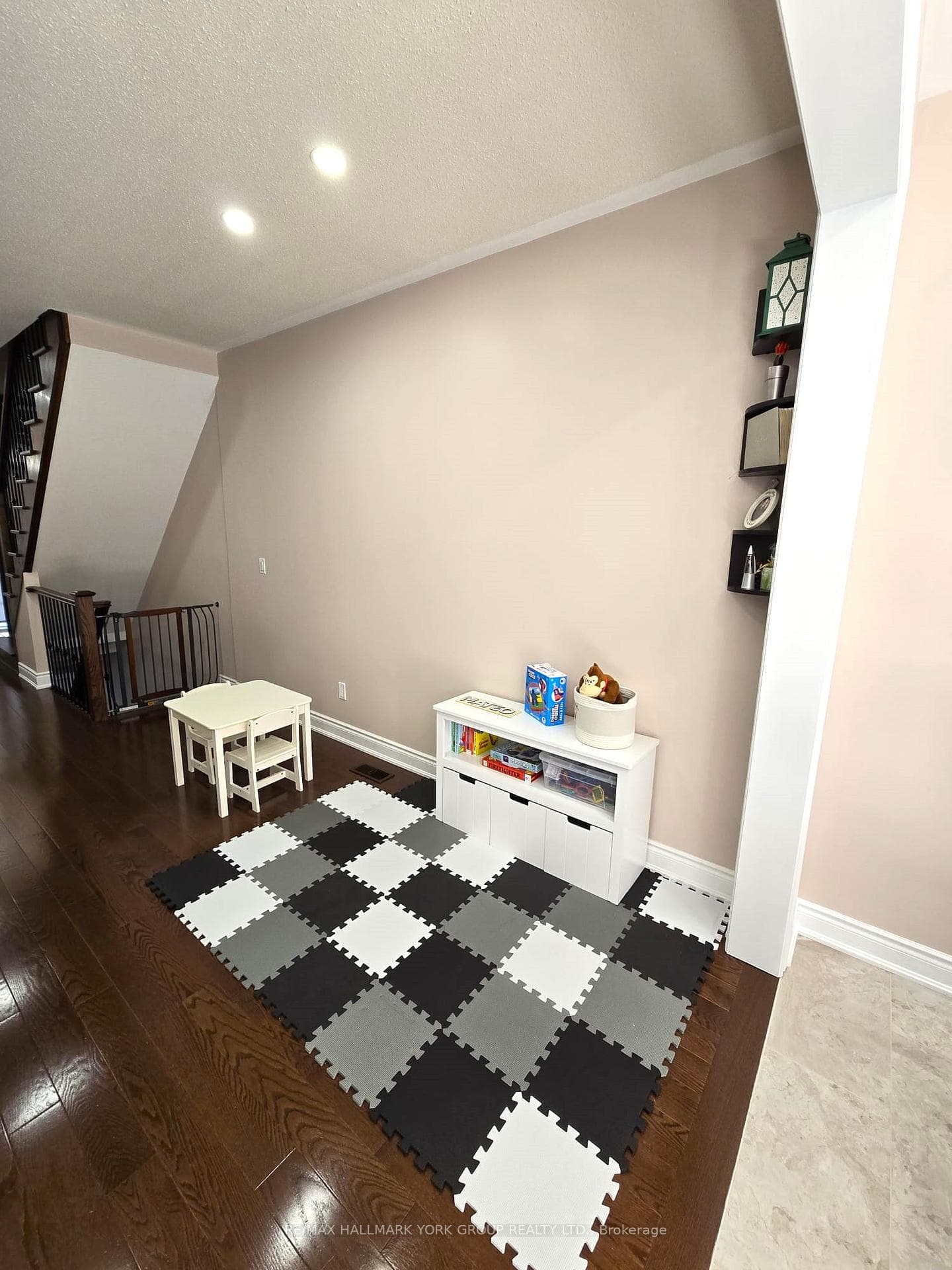 530 Ainsworth Drive photo 9