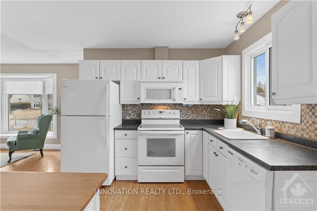 2216 BICKERTON Avenue photo 14