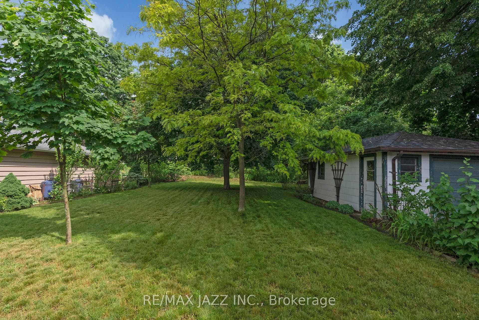 162 Pontiac Avenue photo 27