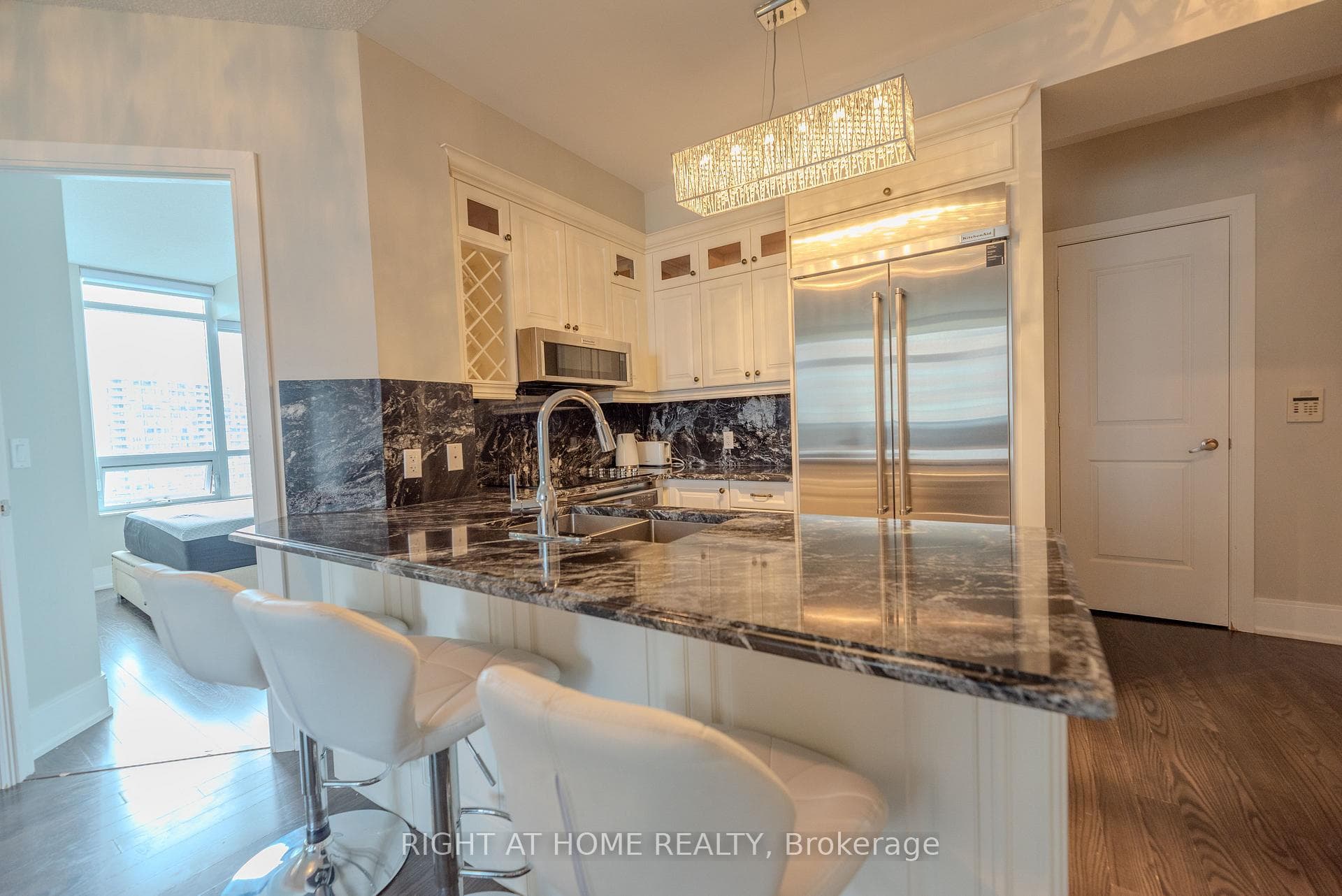 330 Burnhamthorpe Road Unit 1409 photo 5