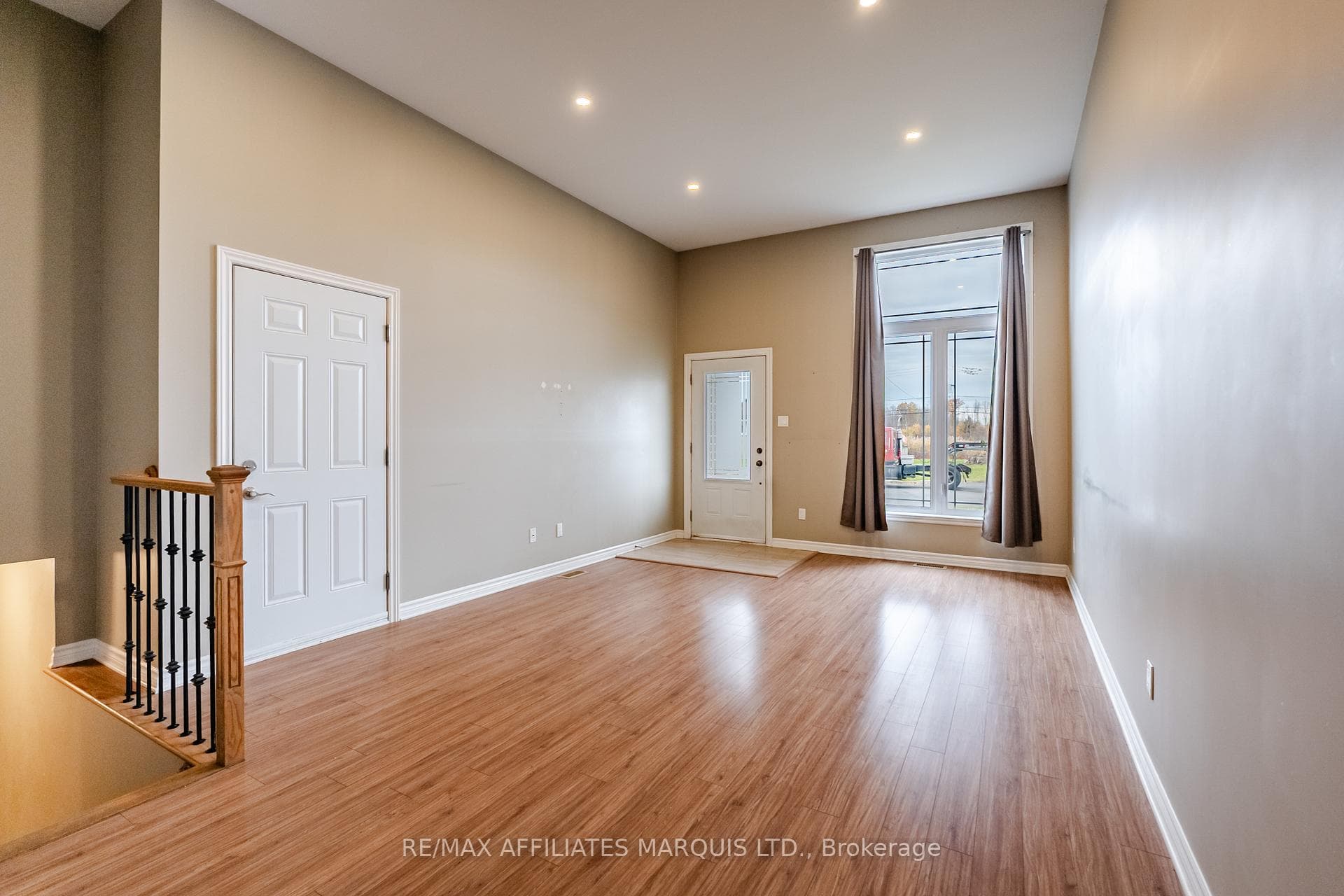660 Hamilton Crescent photo 7