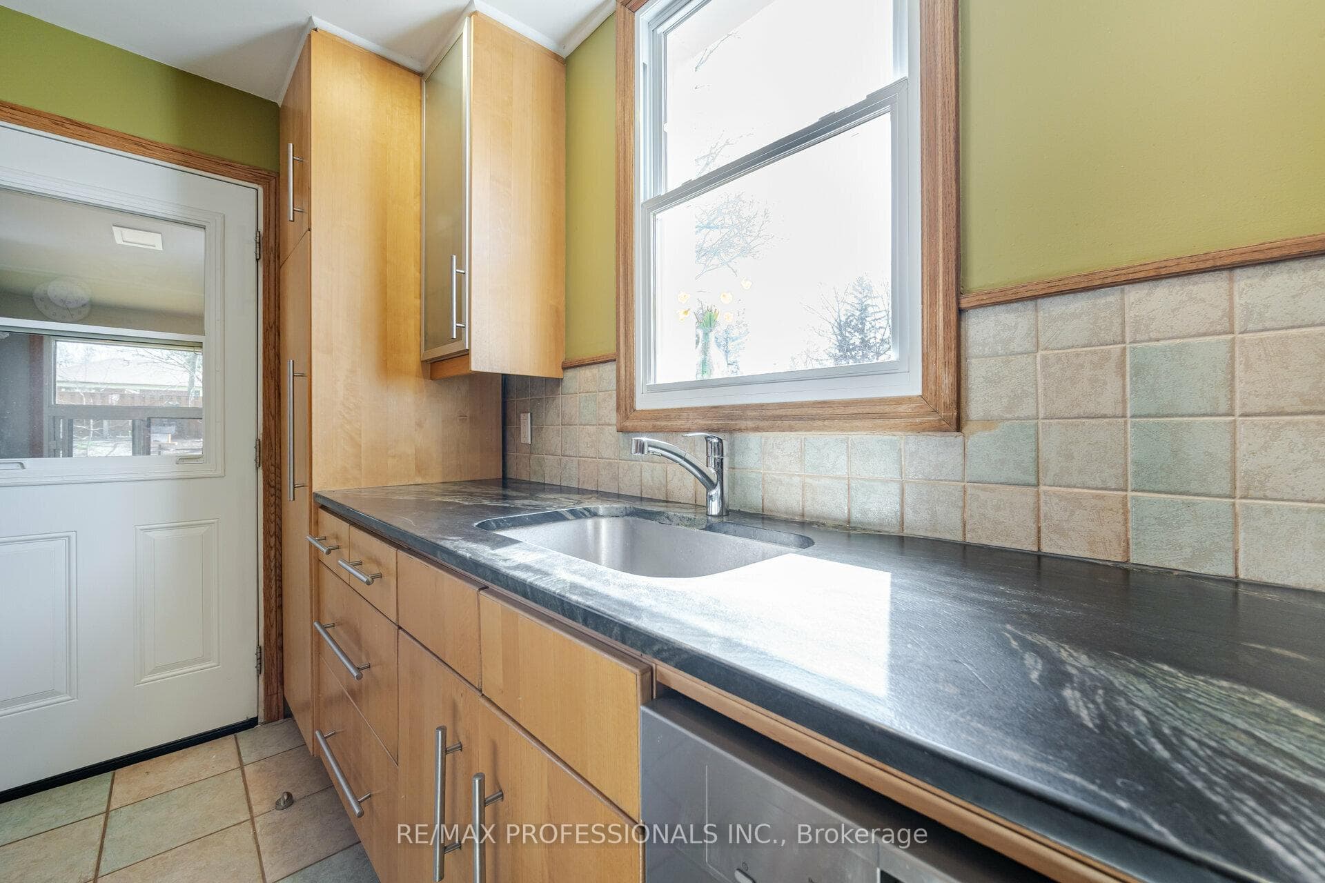 117 Eastville Avenue photo 13