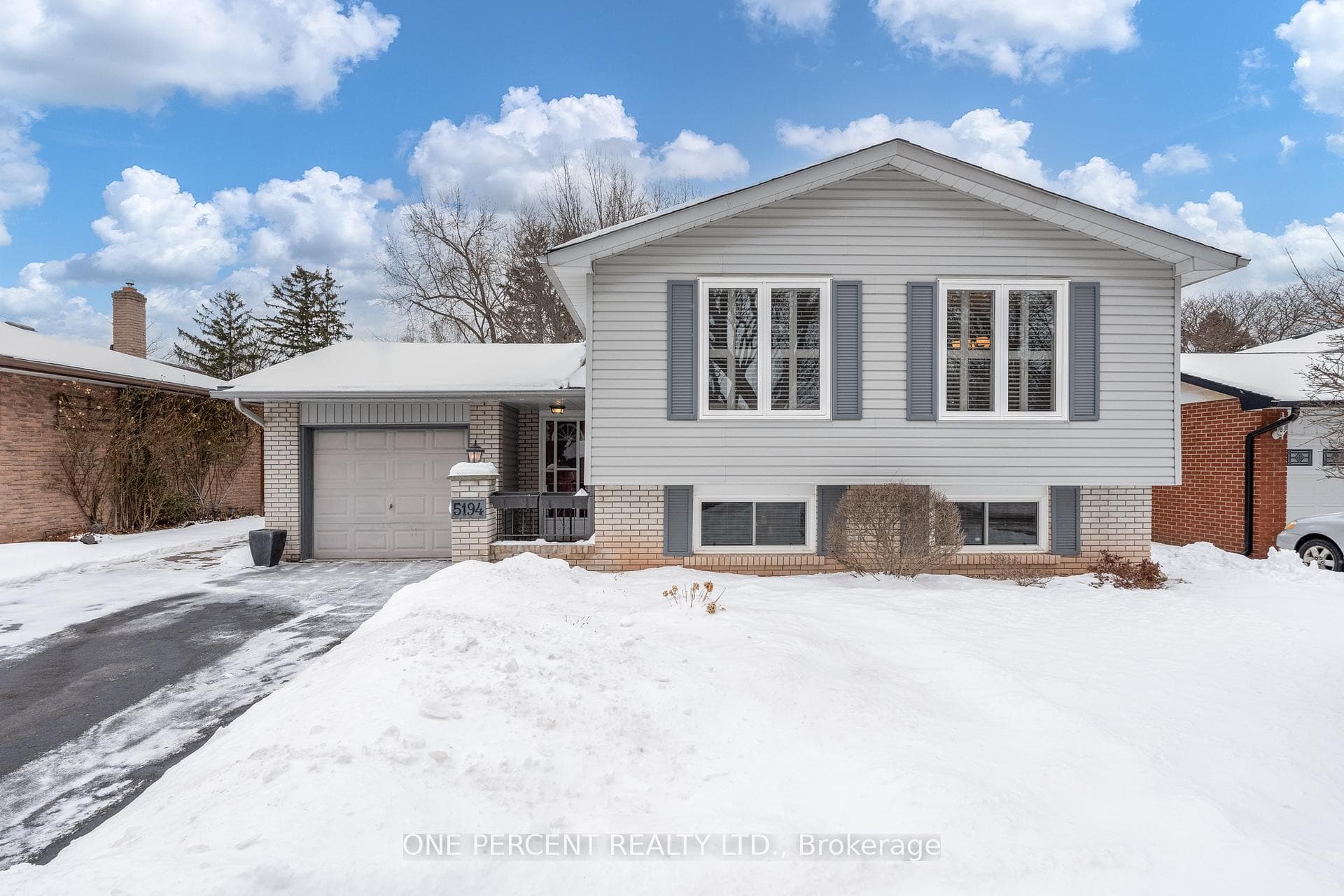 5194 Broughton Crescent photo 2