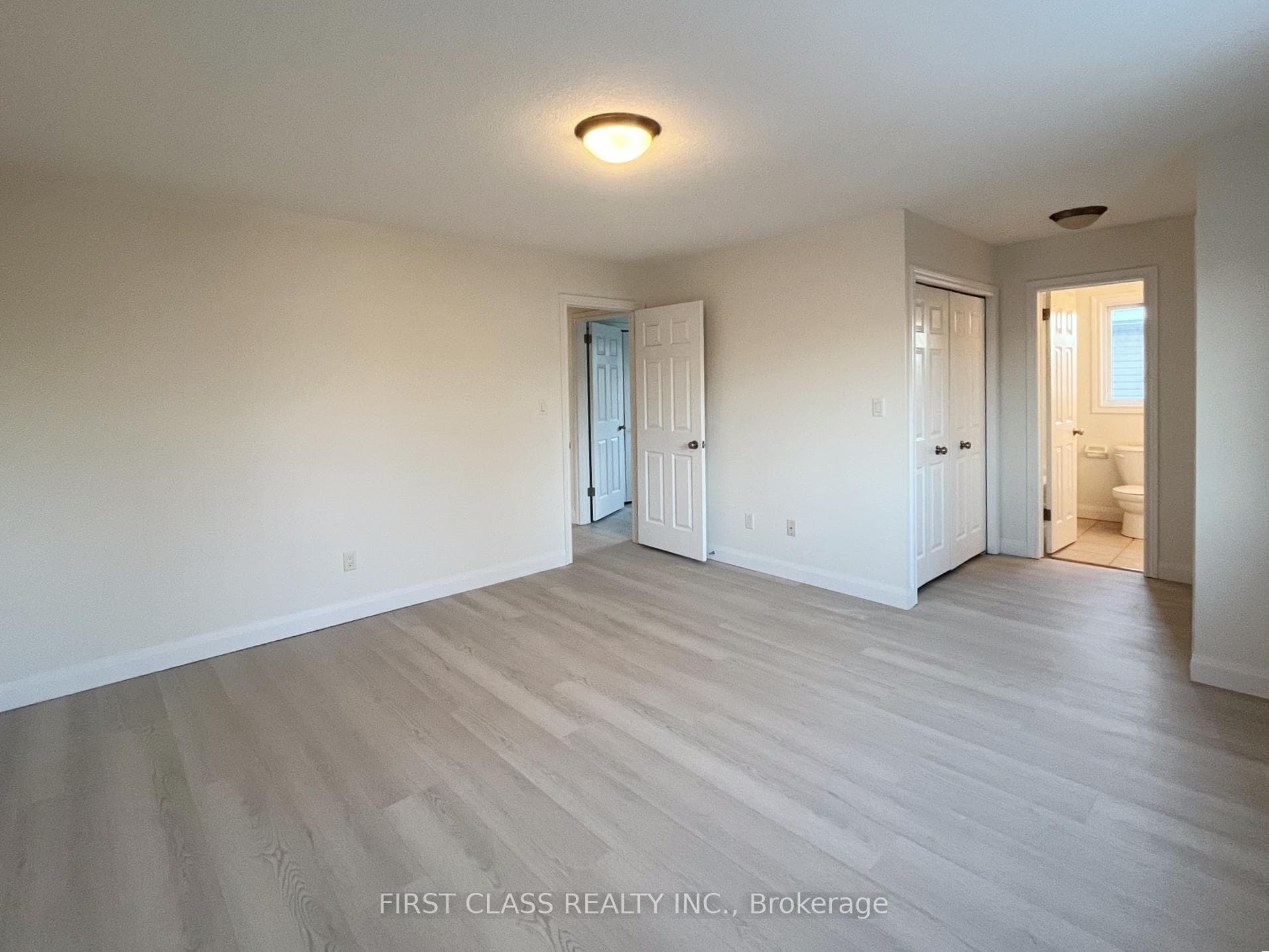382 TEALBY Crescent photo 11