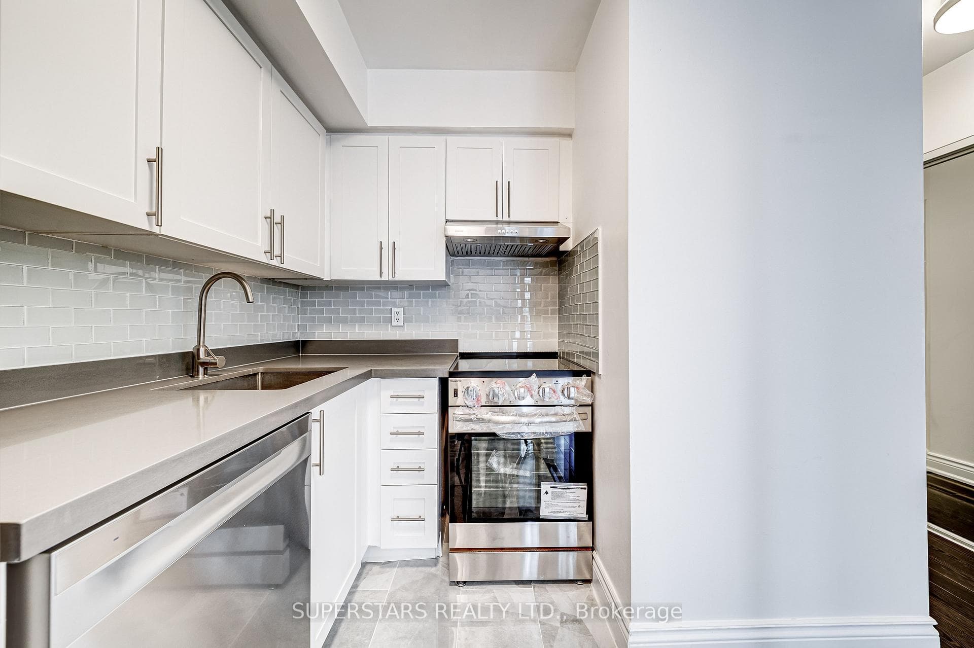 55 Centre Avenue Unit 2104 photo 6