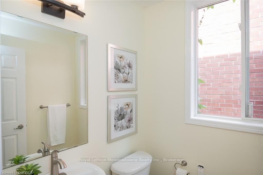1339 MARSHALL Crescent photo 10