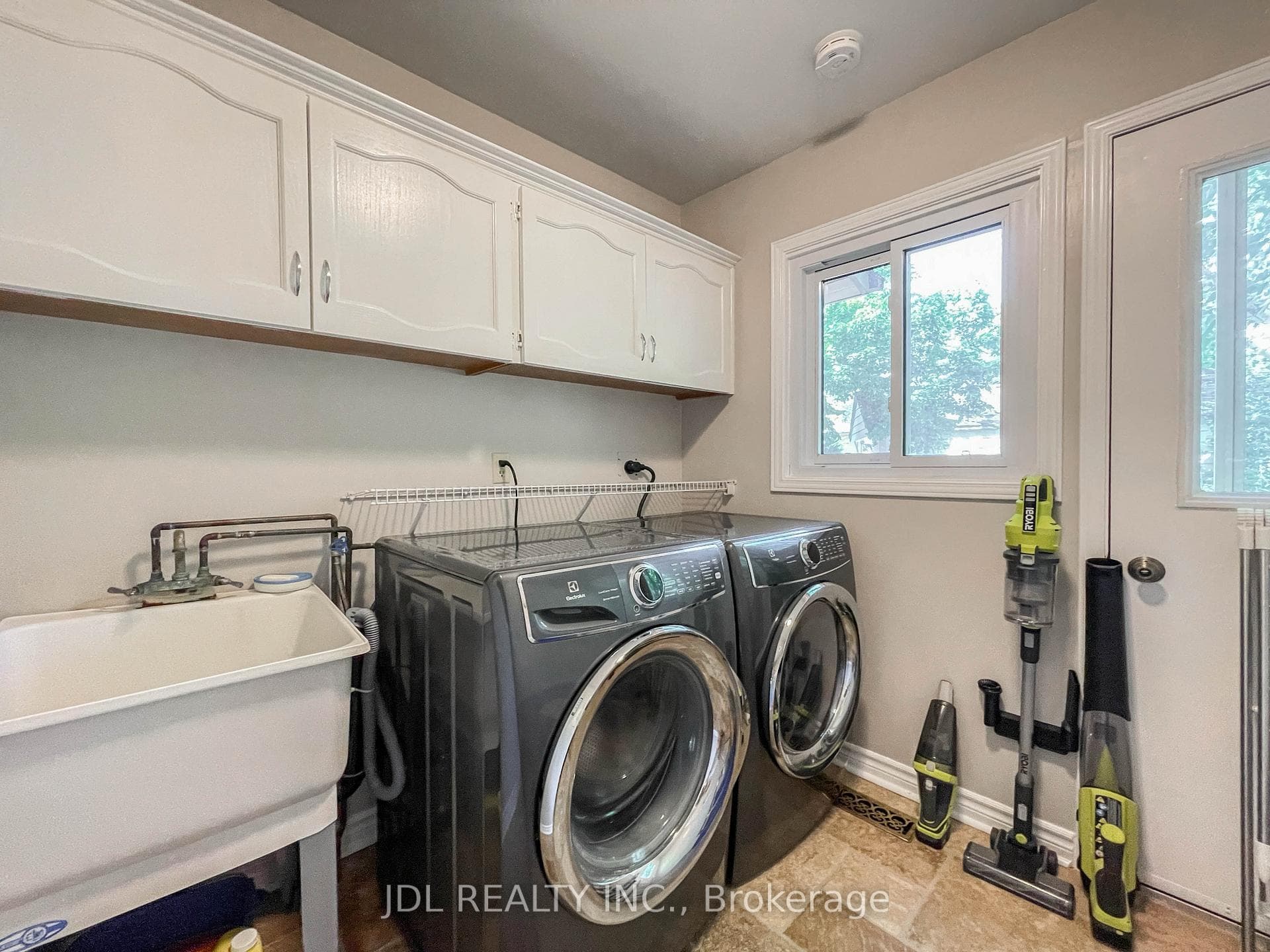 126 Weir Crescent photo 45