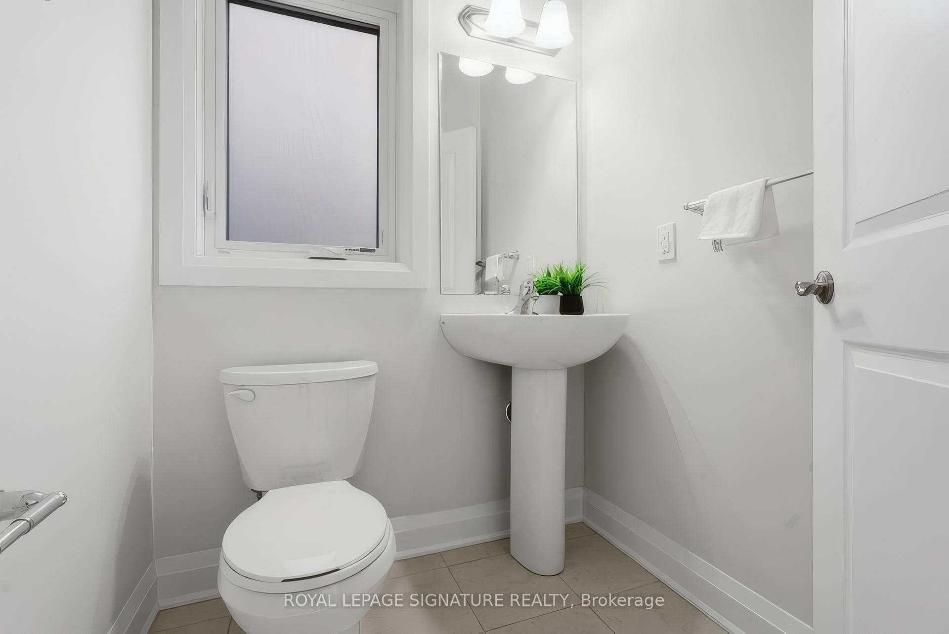 512 Nathalie Crescent photo 12