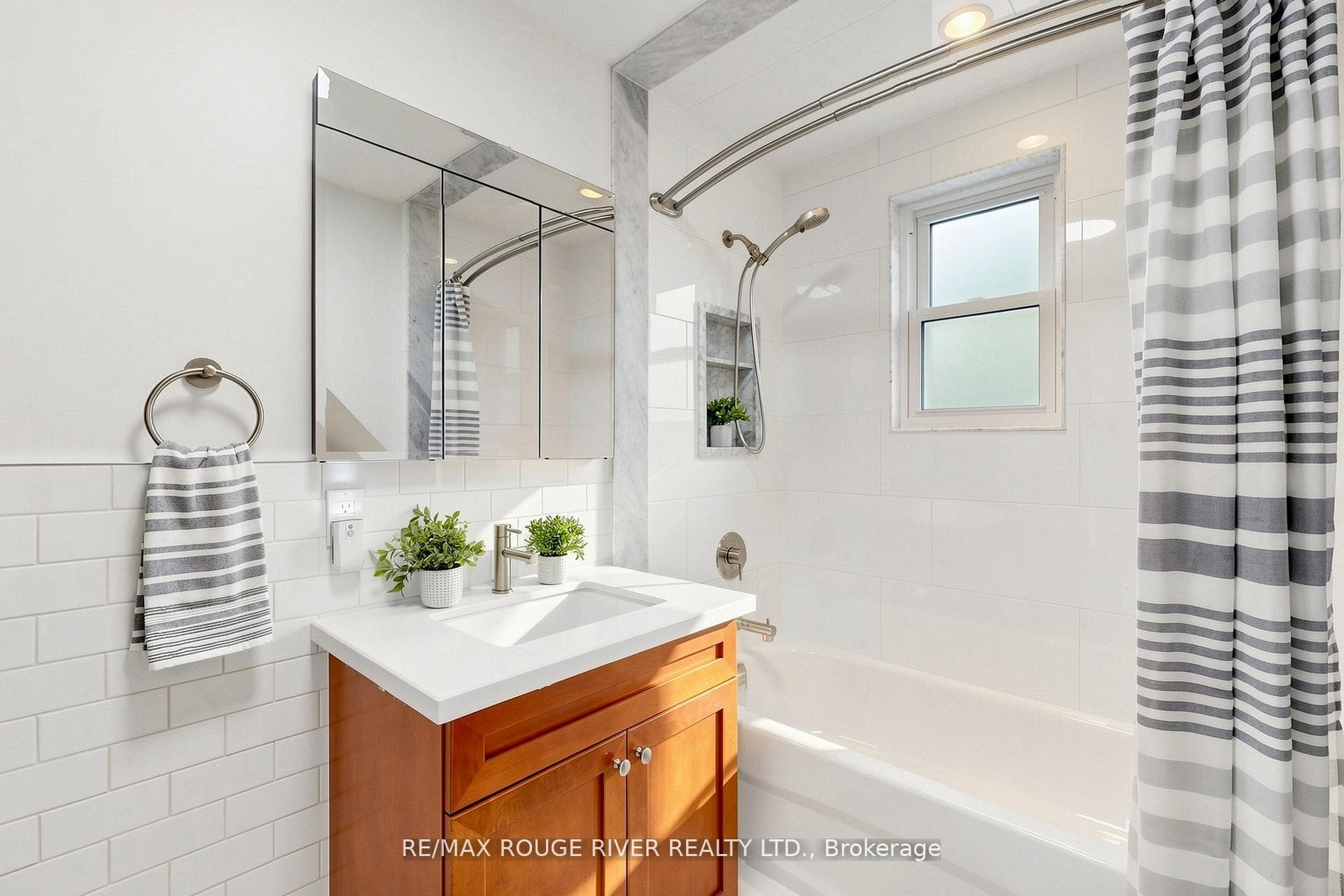2nd floor main bath