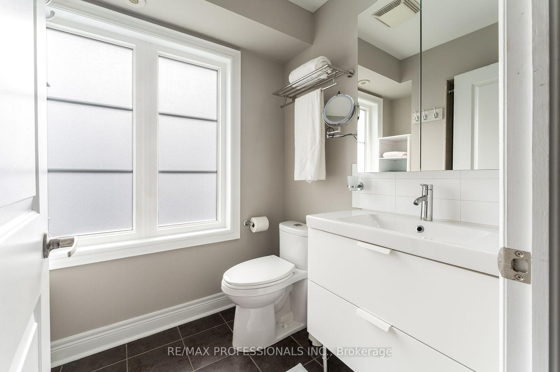 1812 Burnhamthorpe Road Unit 1 photo 36