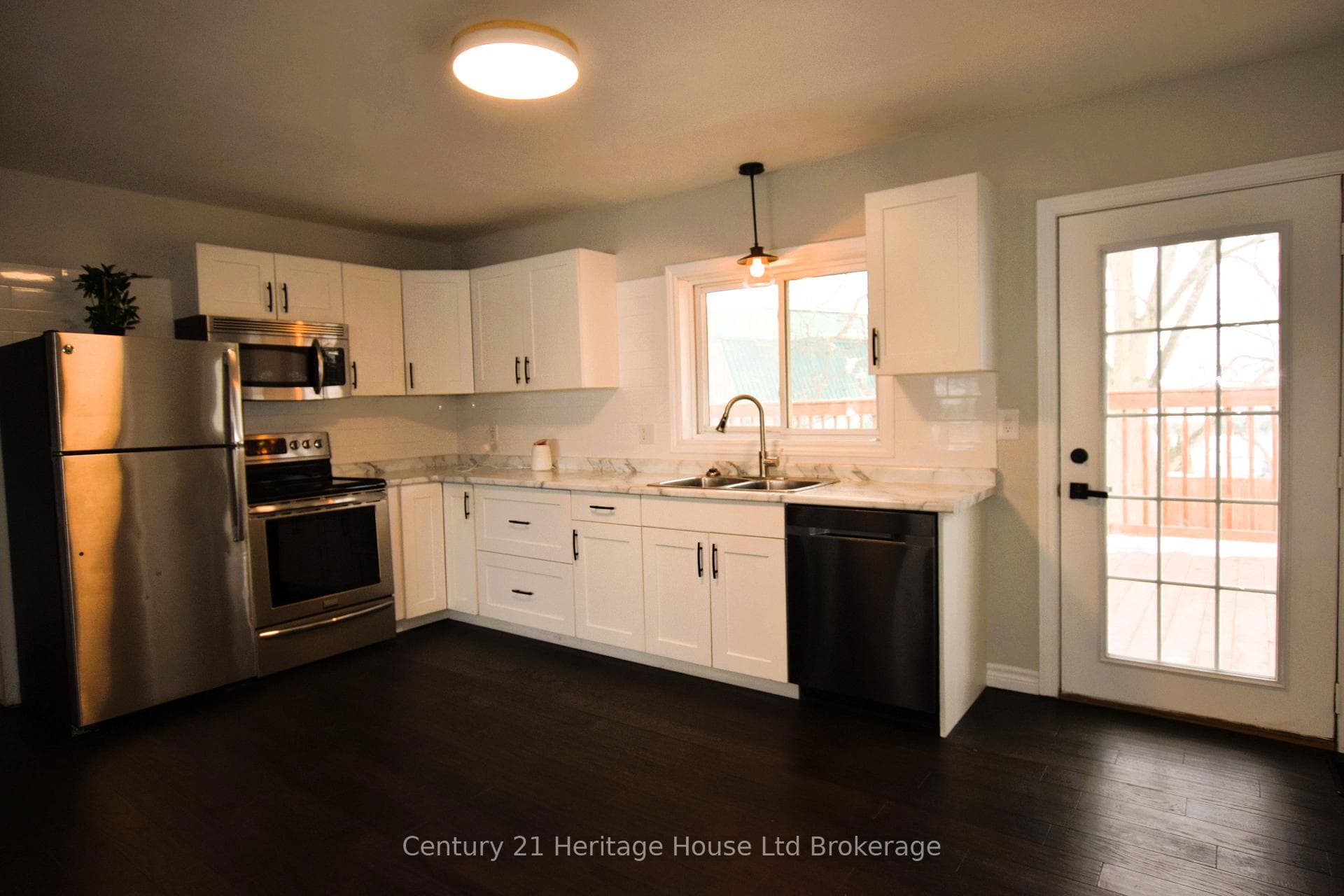 395147 39th Line photo 12
