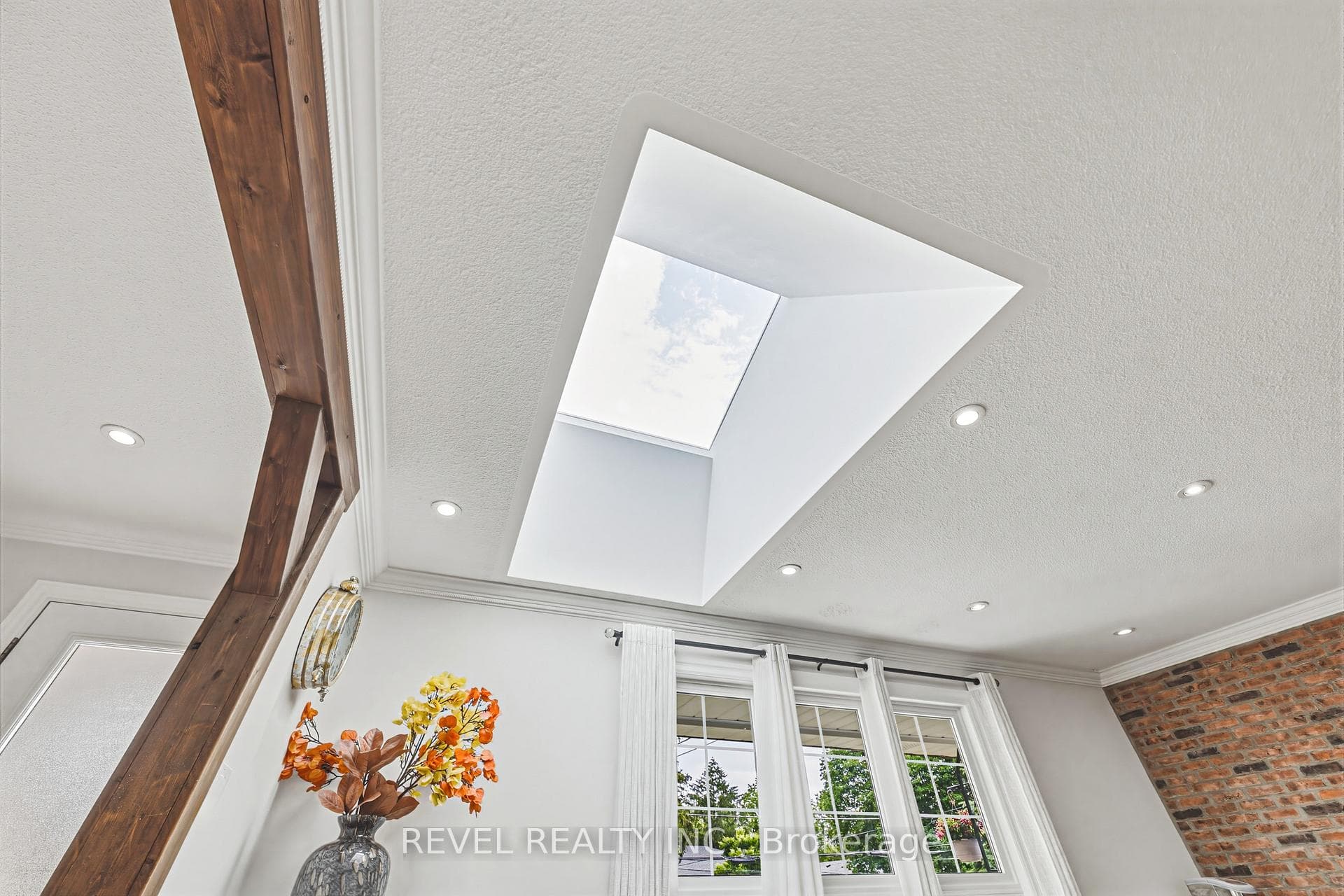 2546 Robinson Street photo 8