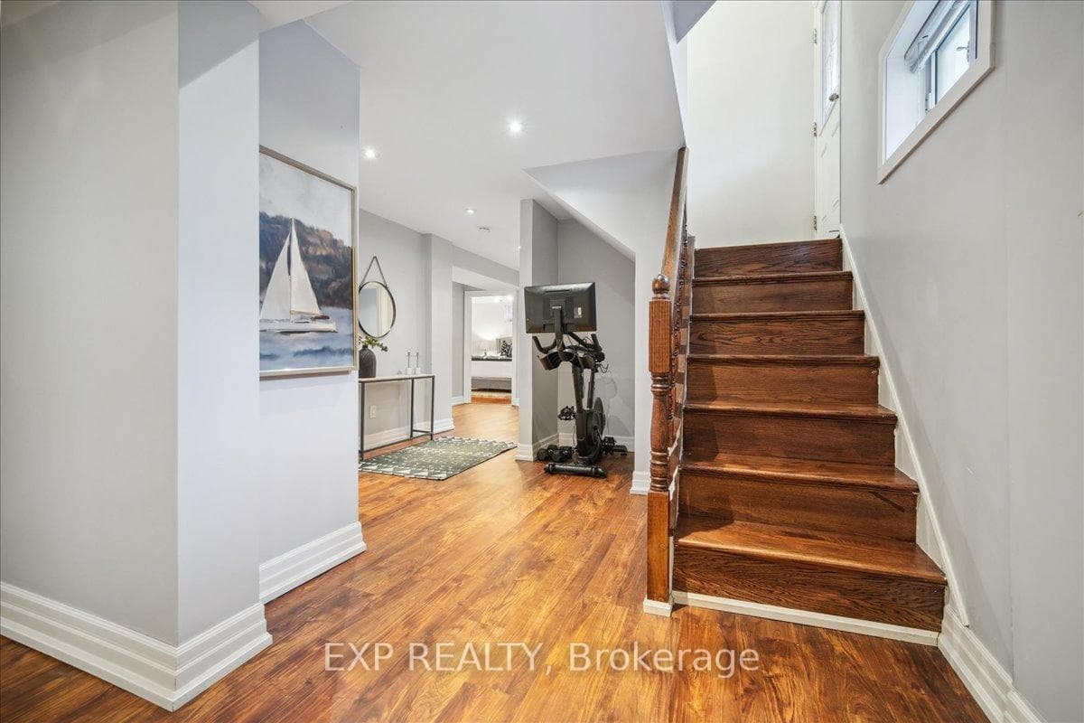 137 Kingsview Boulevard photo 25