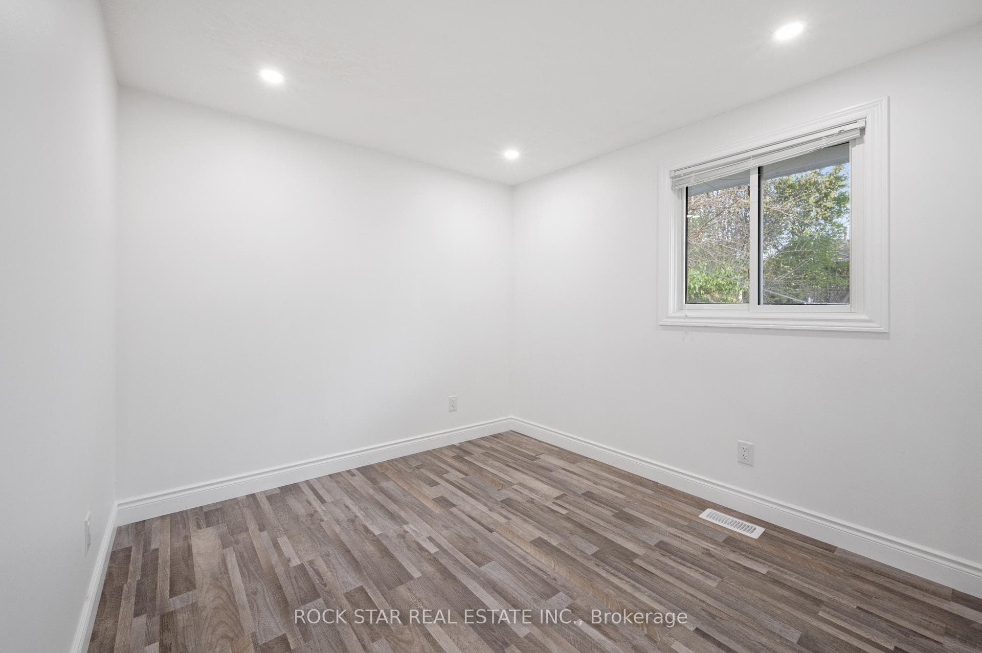 118 Selkirk Drive photo 17