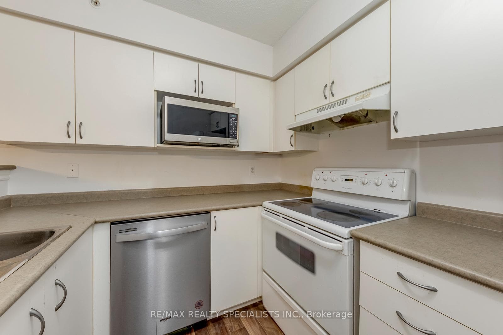 2035 Appleby Line Unit 308 photo 16