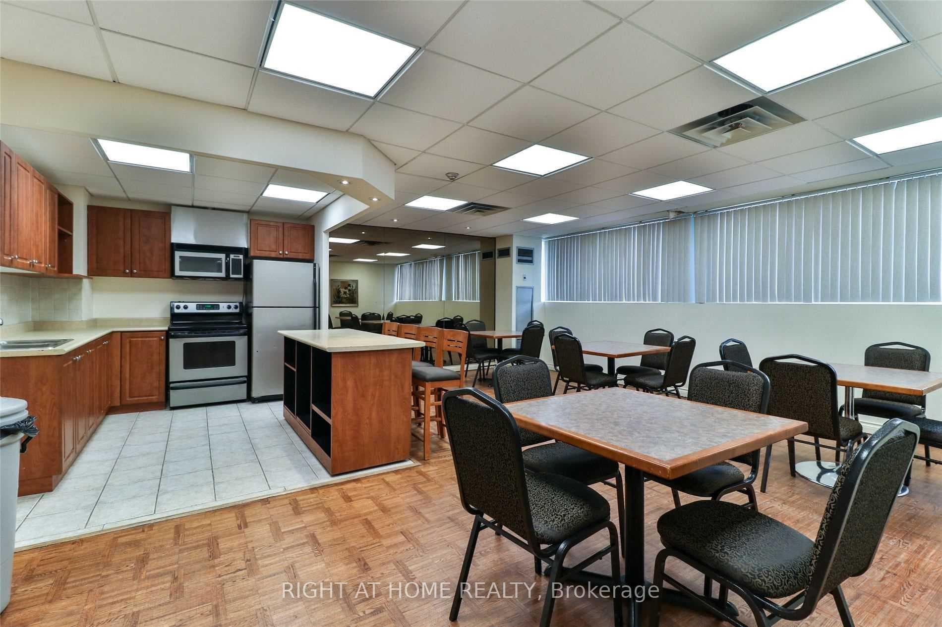 3700 Kaneff Crescent Unit SPH8 photo 28