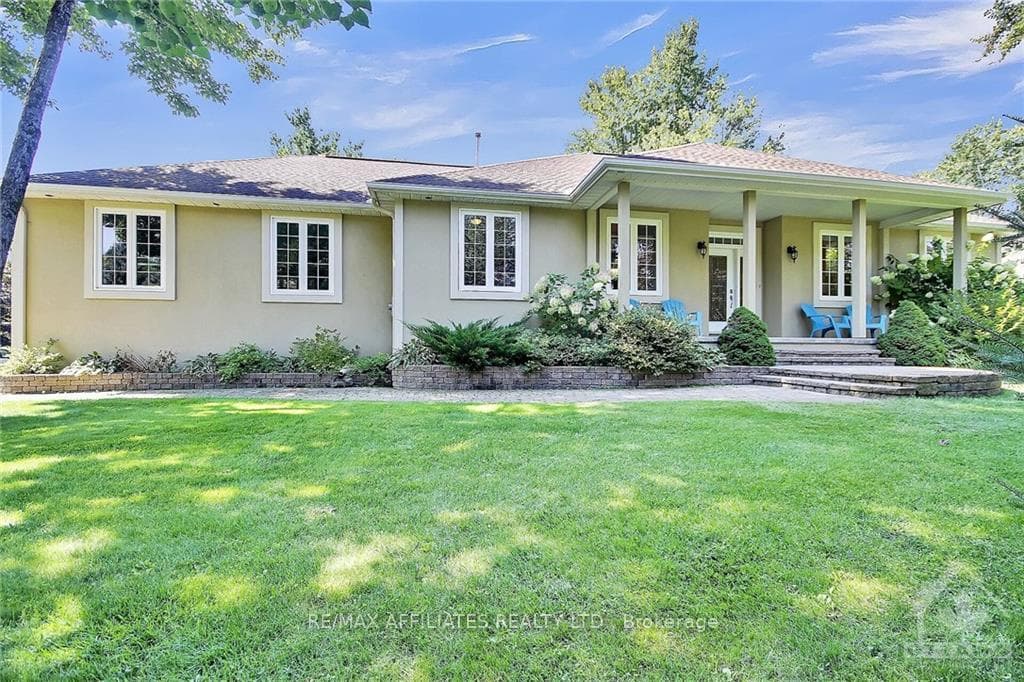 1622 SHAUNA Crescent photo 2
