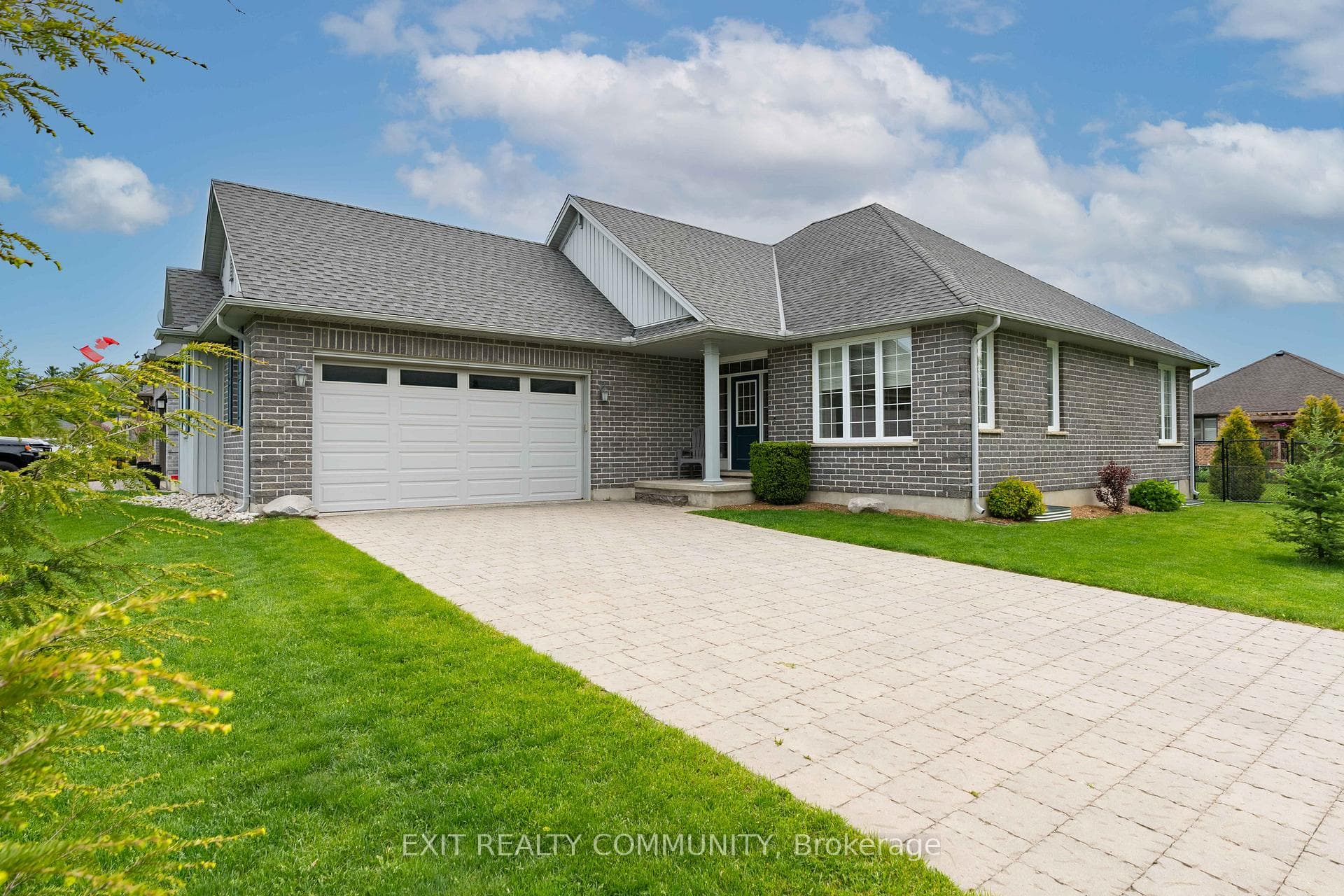 598 Bennett Crescent photo 2
