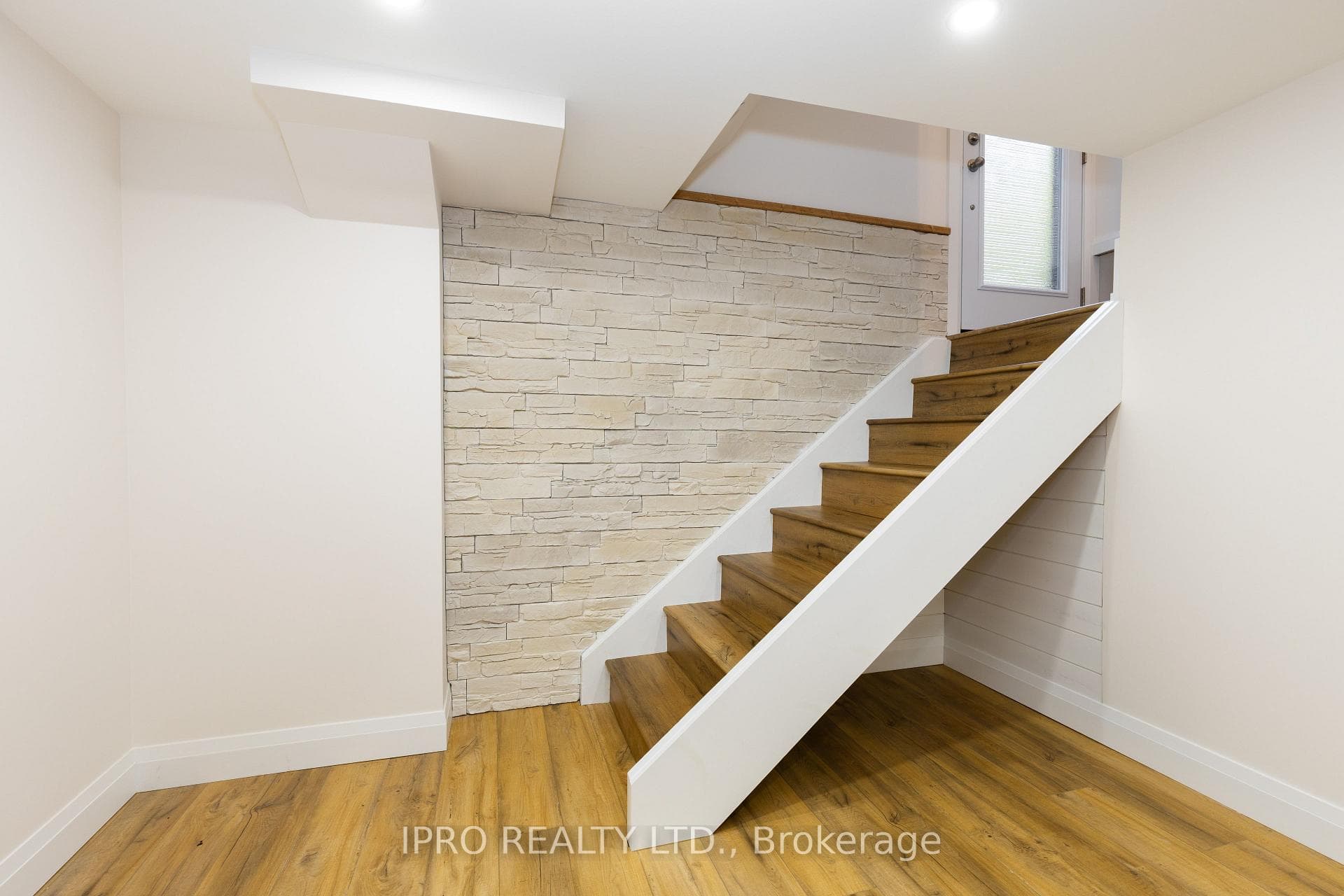 346 Grantham Avenue photo 29