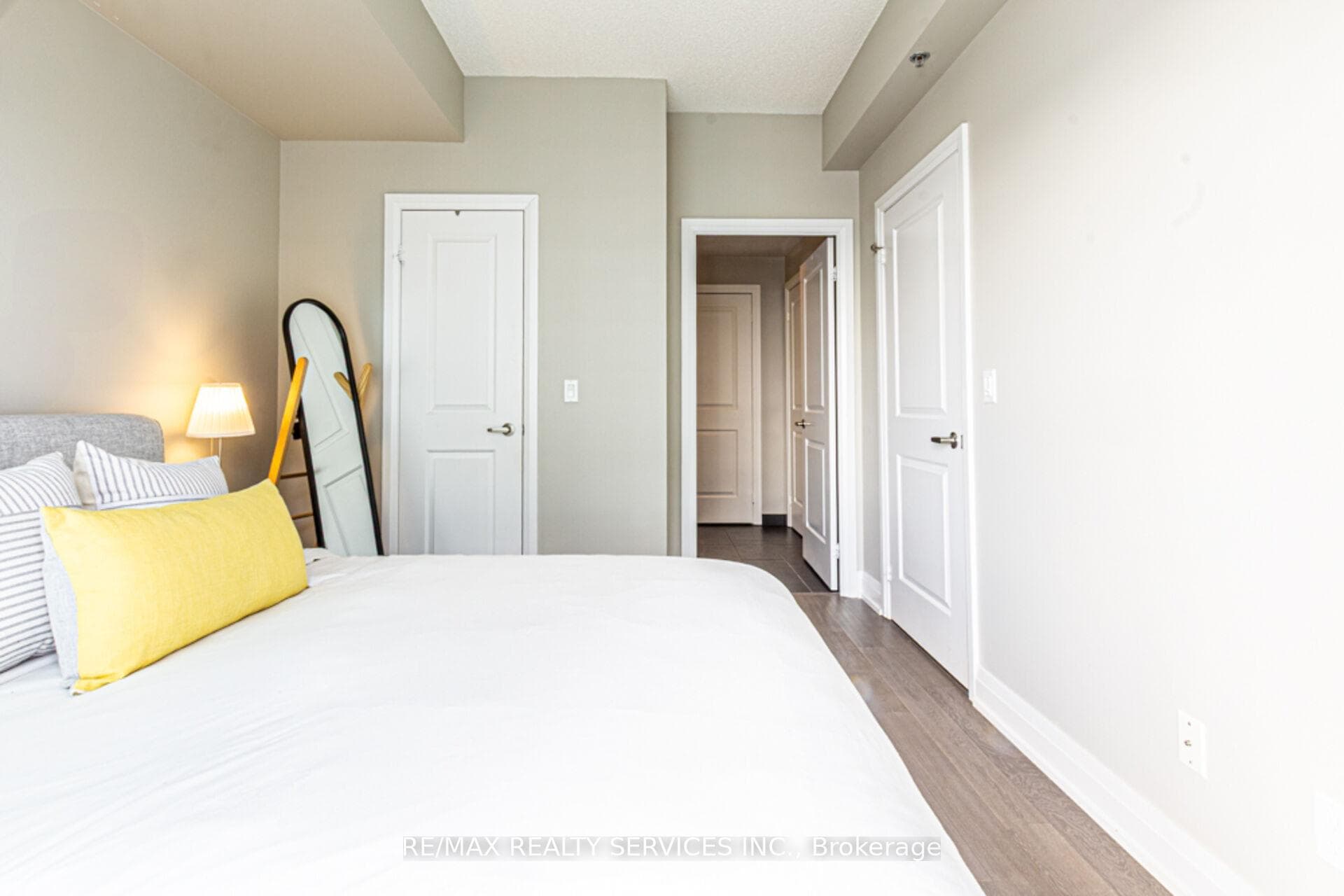 65 Speers Road Unit 1507 photo 3
