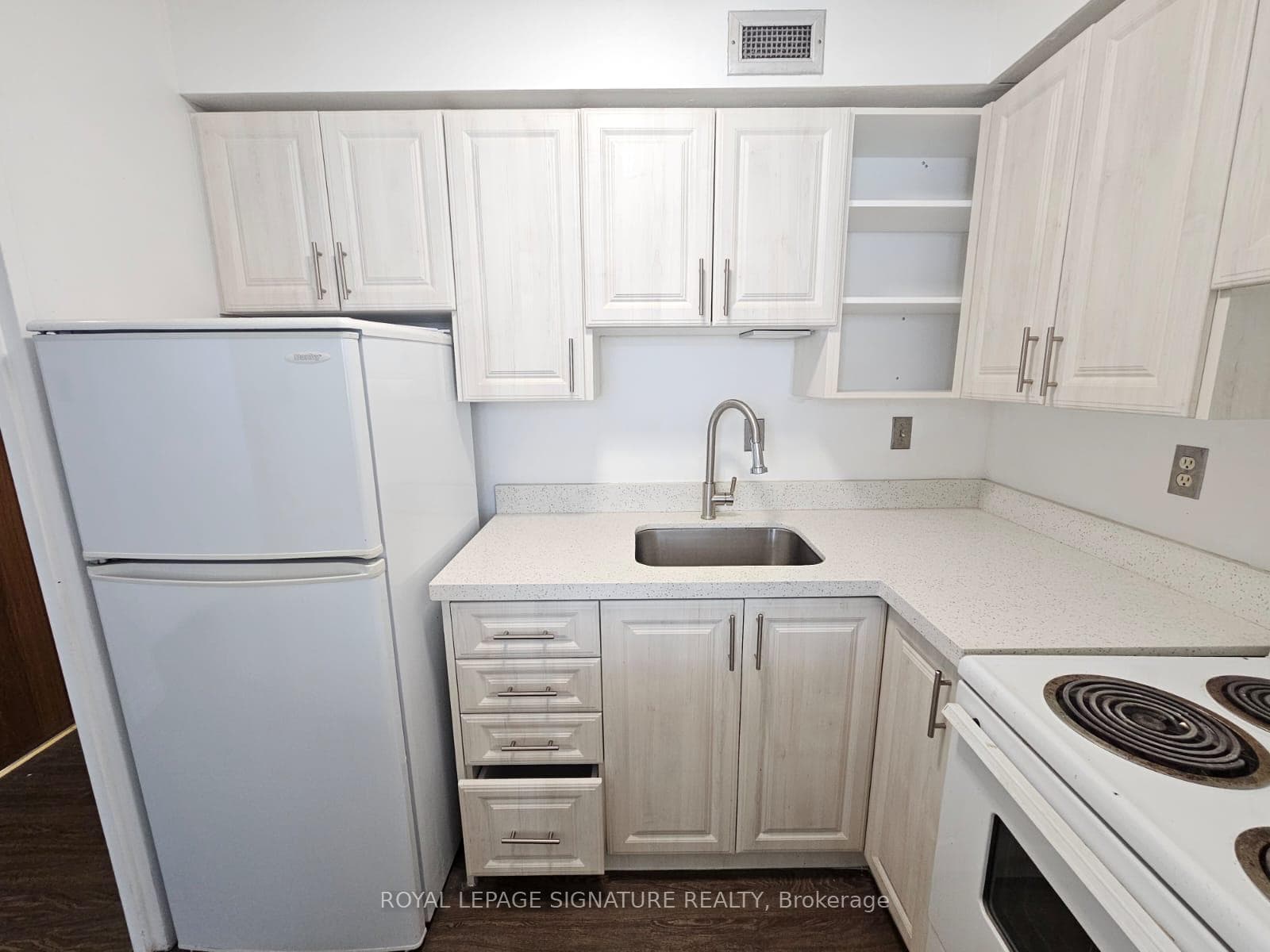 720 Spadina Avenue Unit 810 photo 2