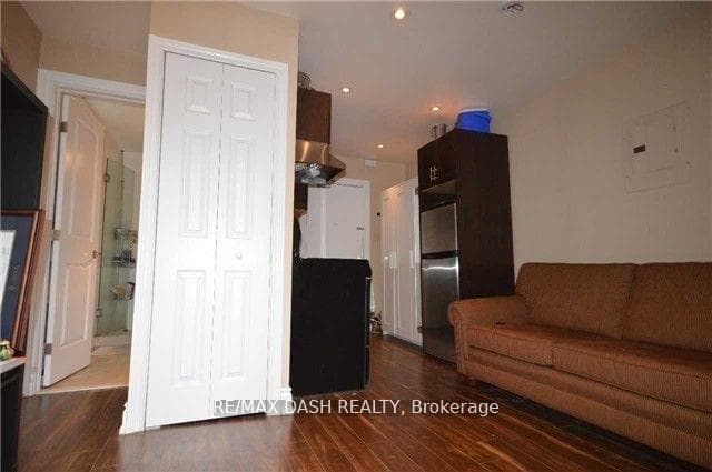 141 Admiral Road Unit 202 photo 2
