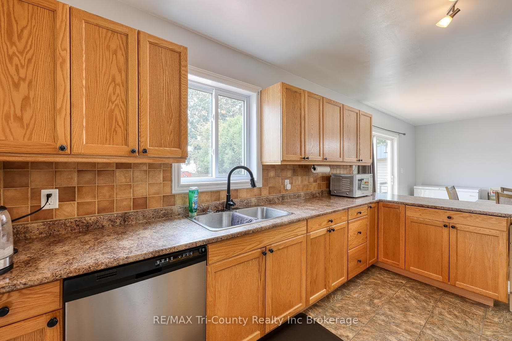 180 Talbot Street photo 29