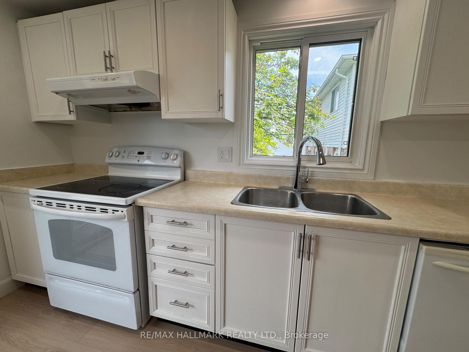 321 Sunnidale Road photo 9