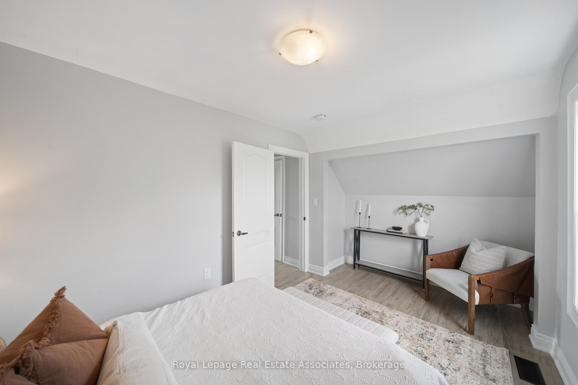 305 Weir Street photo 12
