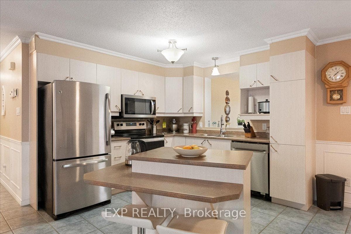 213 Longueuil Street photo 16