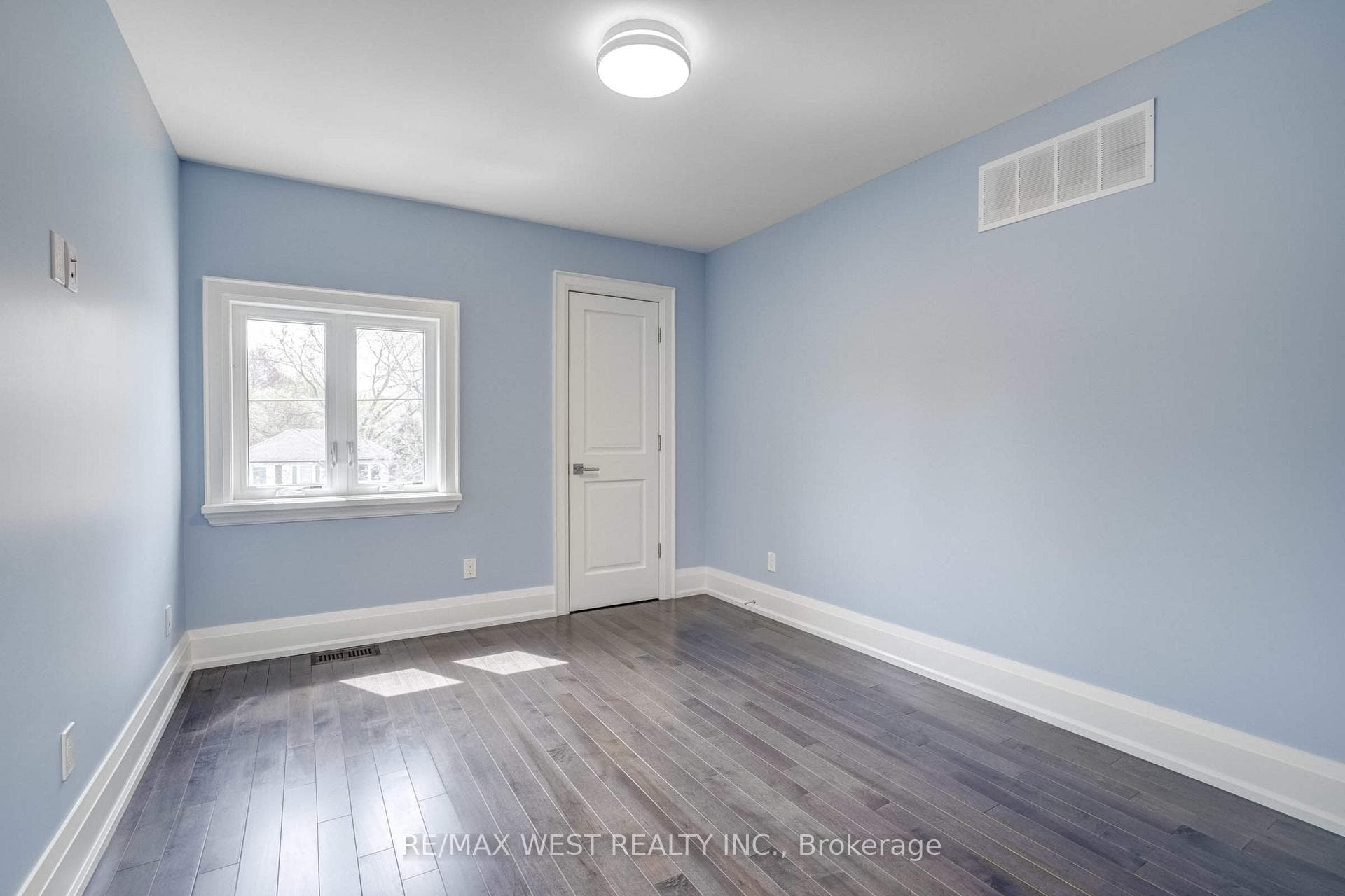 352B Lawrence Avenue photo 13